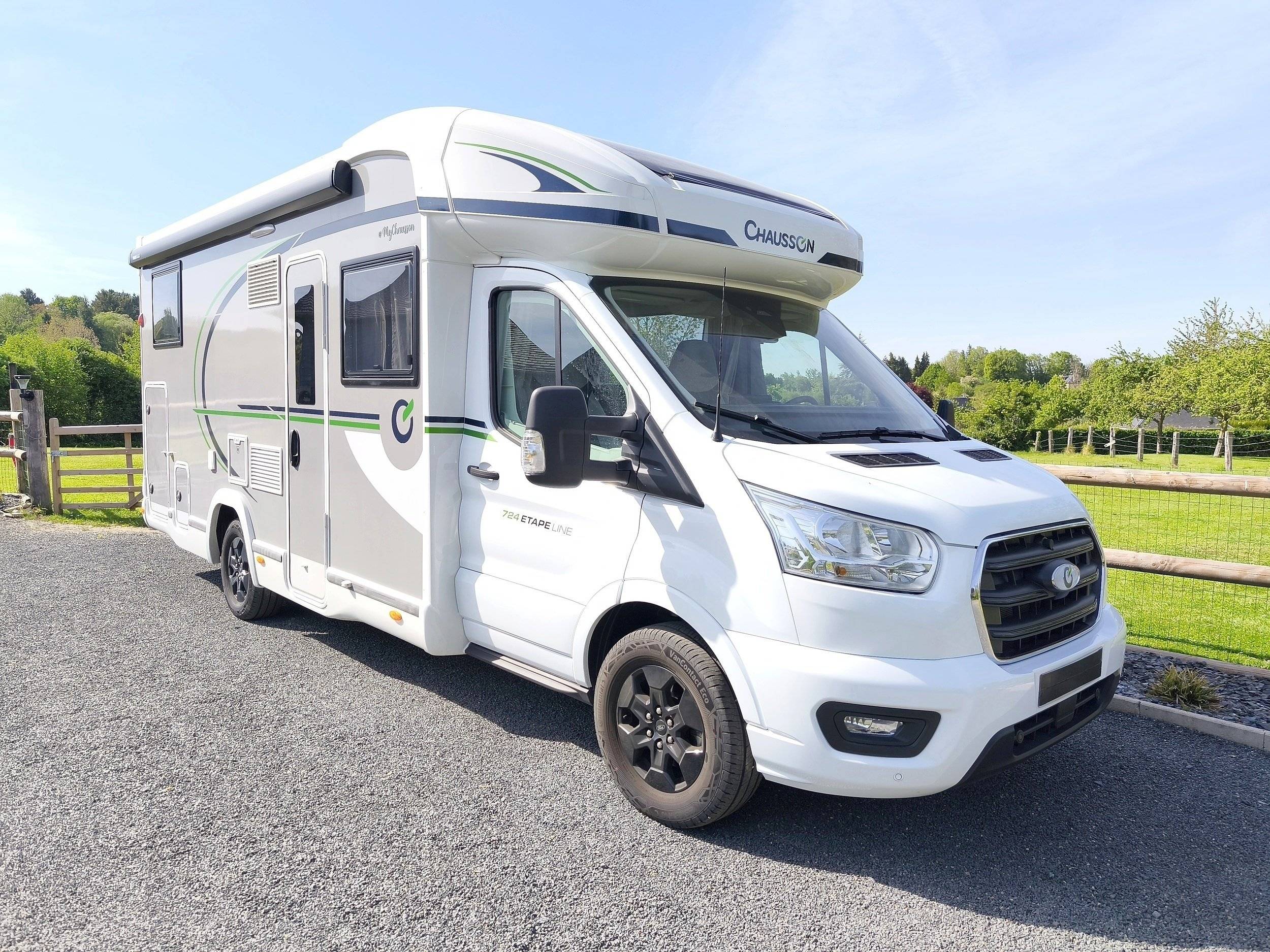schräge Vorderansicht Ford Transit 165 cv BVA - Yescapa