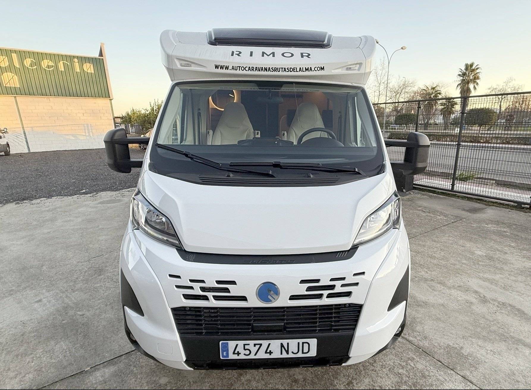 Front view from 3/4 Fiat - Yescapa