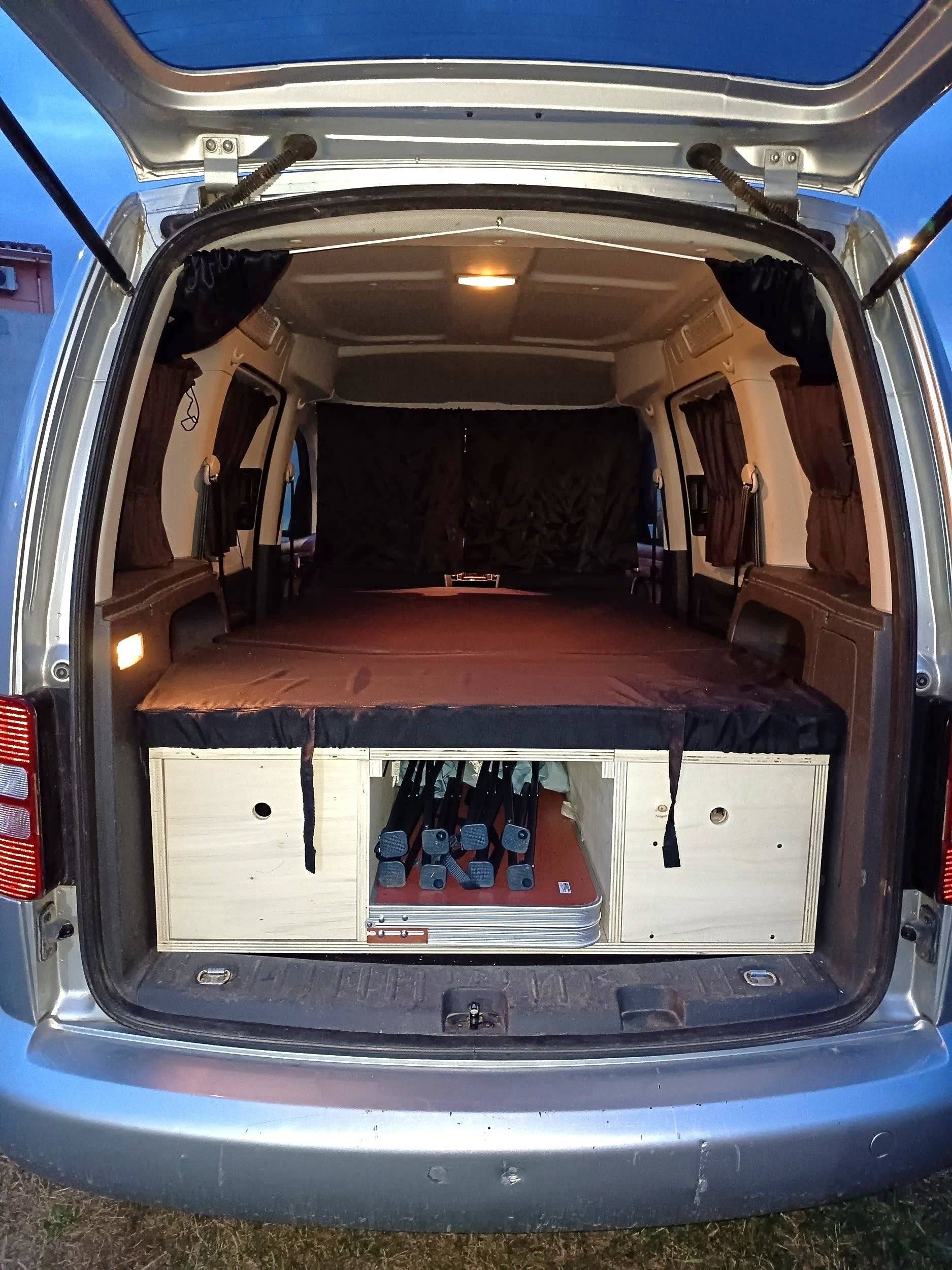 Plazas en cama Volkswagen Caddy 1,6 l 75ch - Yescapa