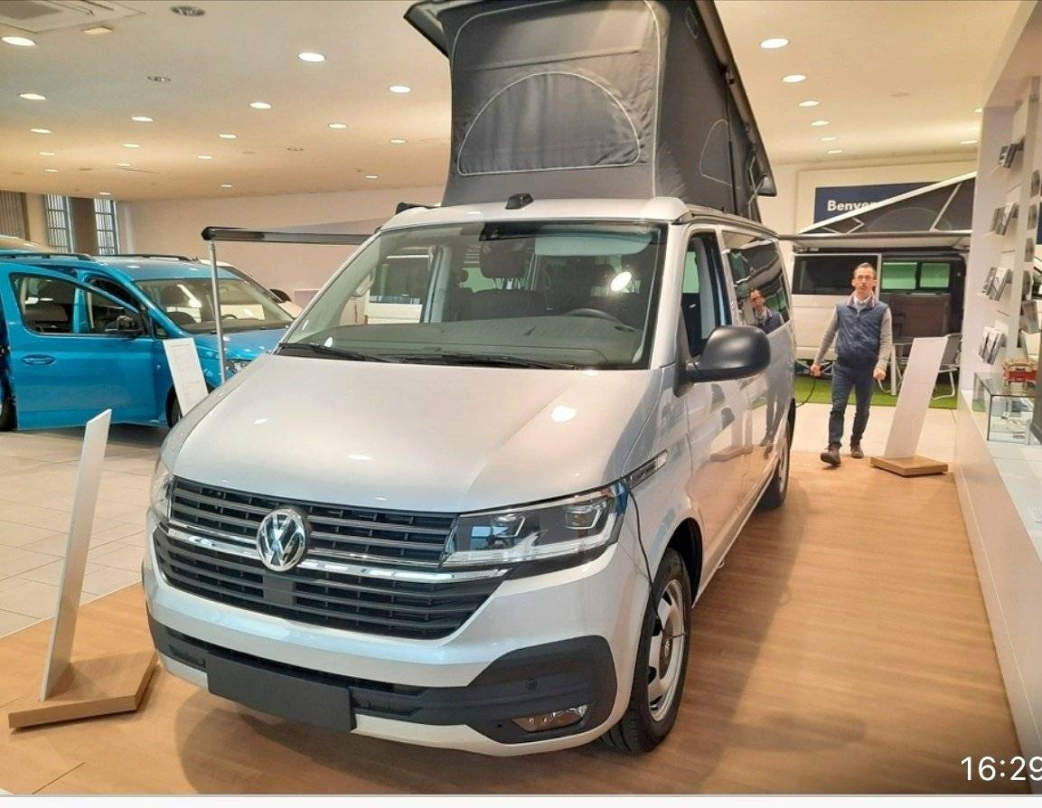 Vue avant de 3/4 Volkswagen VOLKSWAGEN CALIFORNIA - Yescapa
