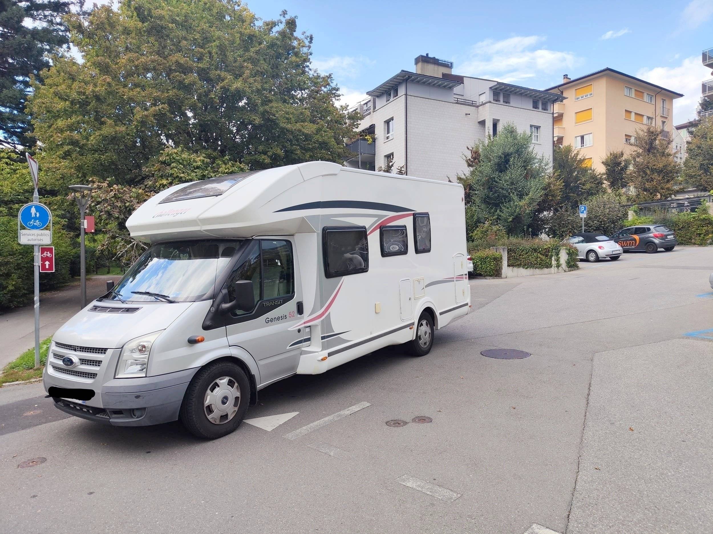 Vue avant de 3/4 Ford Transit 2,0 l 115 ch - Yescapa