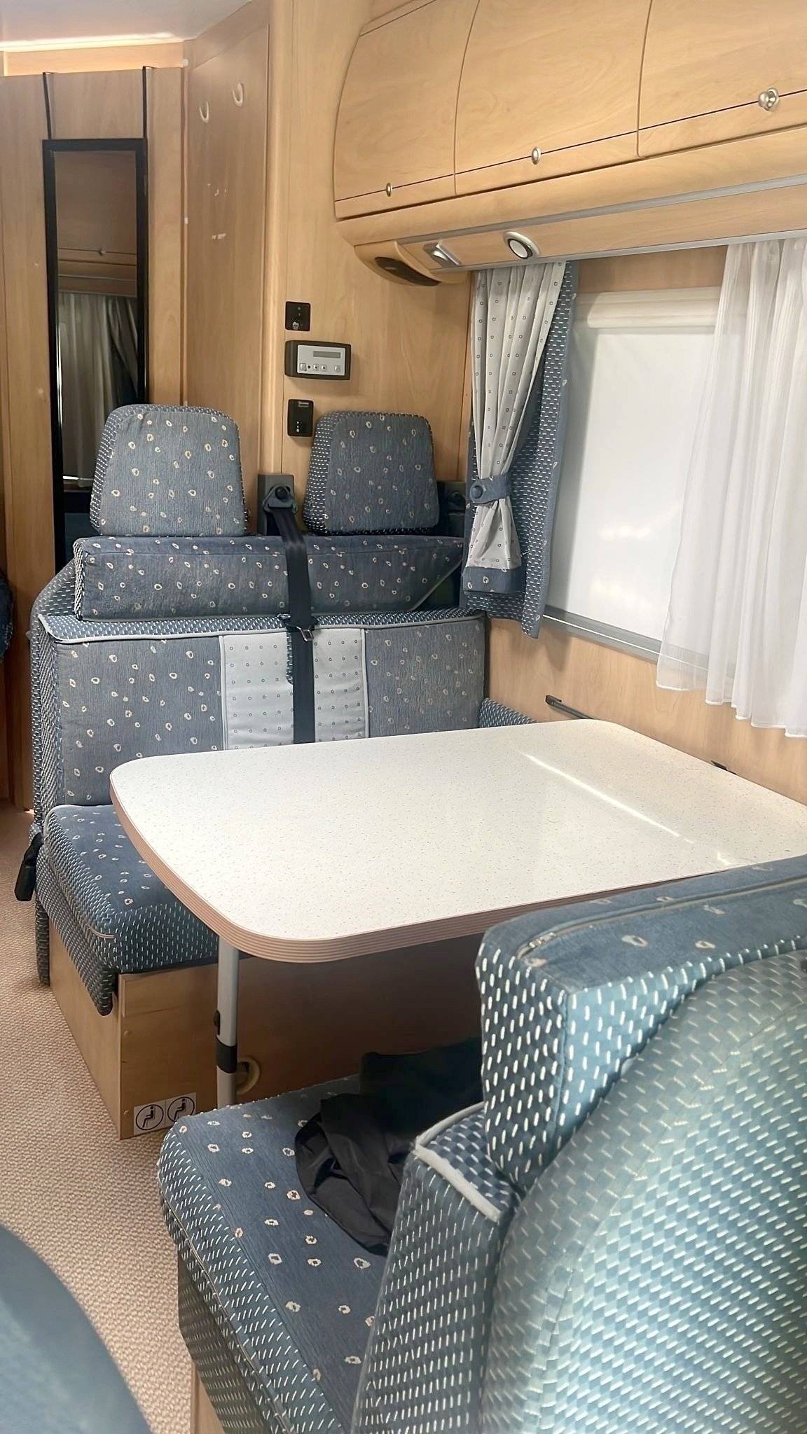 Dinette Fiat Ducato 2.8 JTD - Yescapa