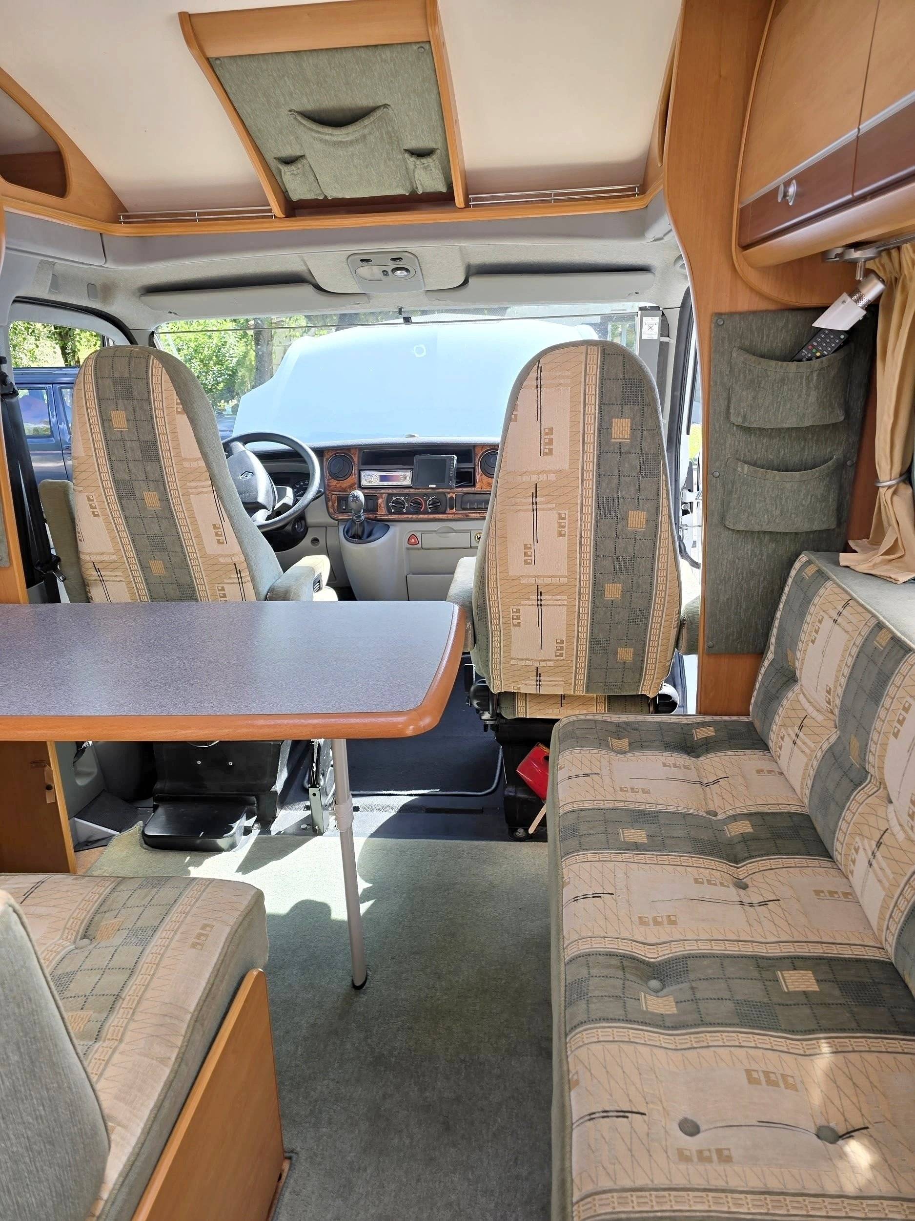 Dining Area Renault Master 2,5 l dCi 100 ch. - Yescapa
