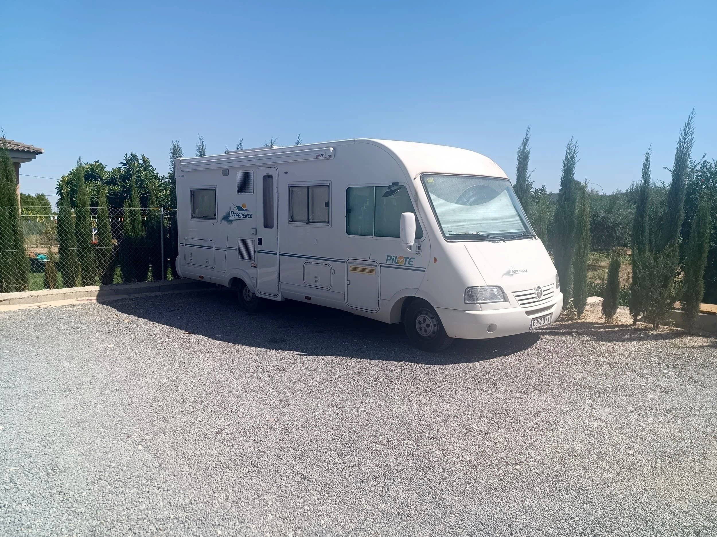 Vista frontale a ¾ Iveco SOFIN 8140.43S - Yescapa