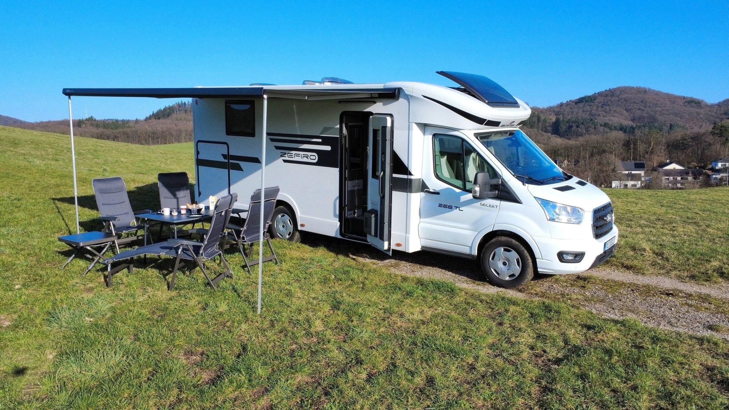 Vue avant de 3/4 Ford - Yescapa