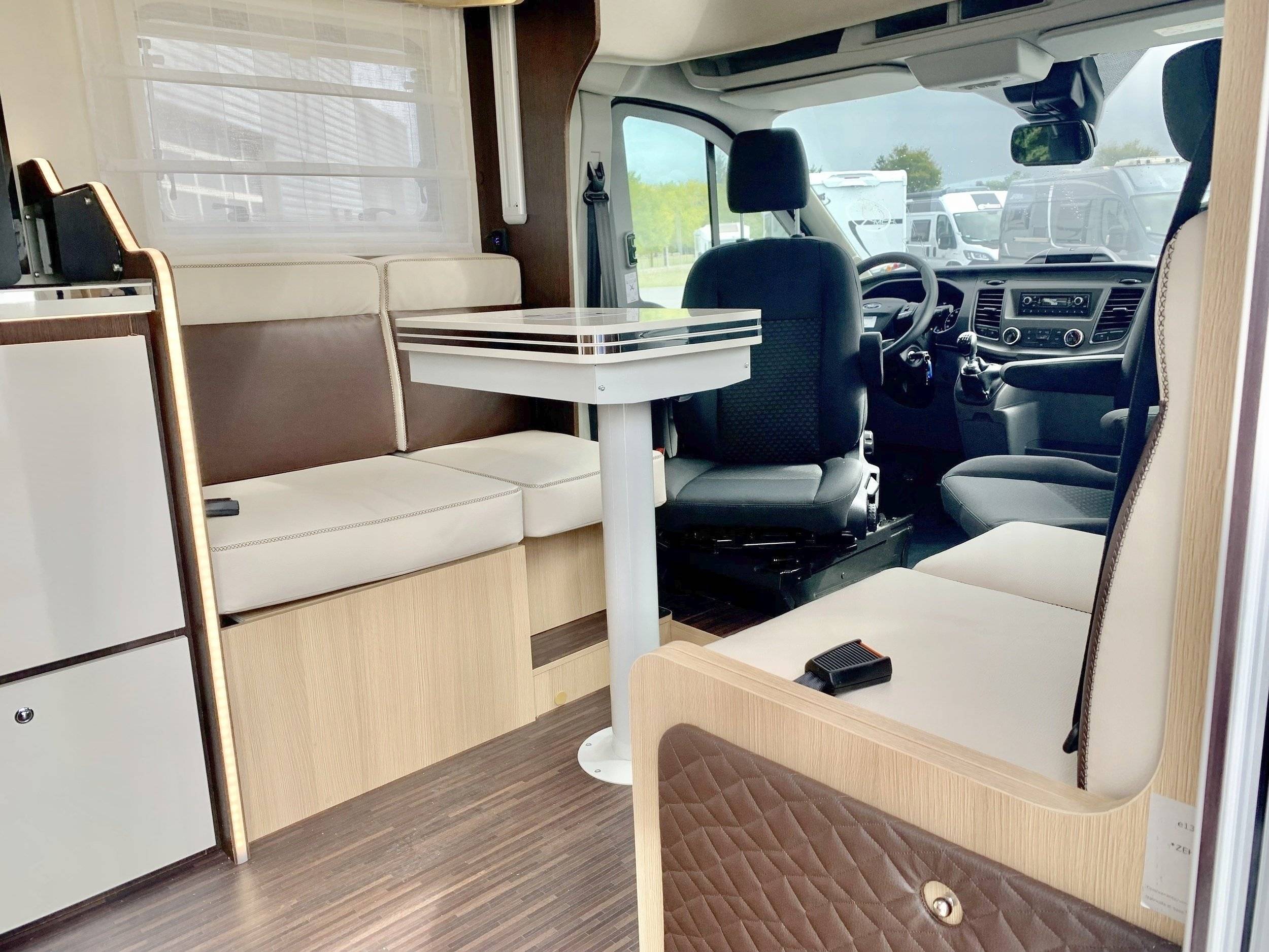 Coin repas Ford Transit 2,0 l 170 ch - Yescapa