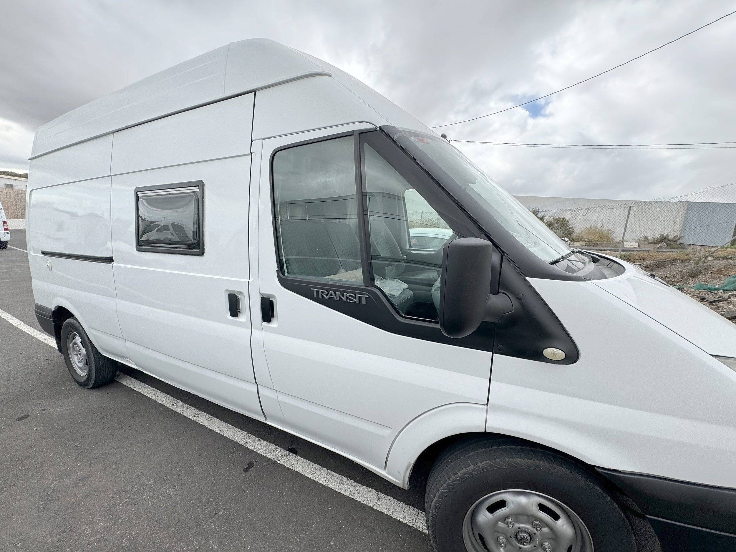 Vista frontale a ¾ Ford Transit 2,2 l TDCi 110 ch. - Yescapa