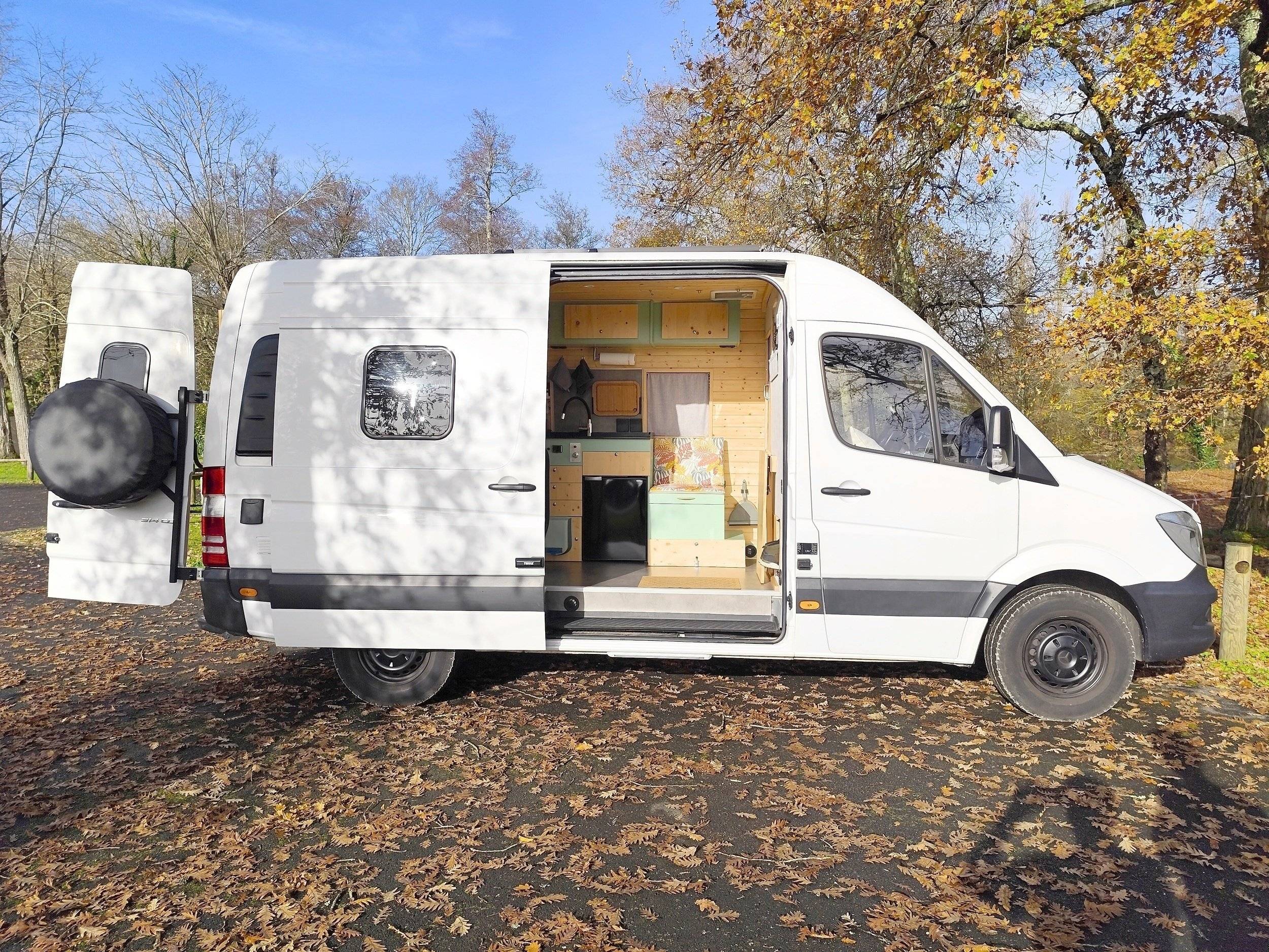 Front view from 3/4 Mercedes Mercedes 314 CDI - Yescapa