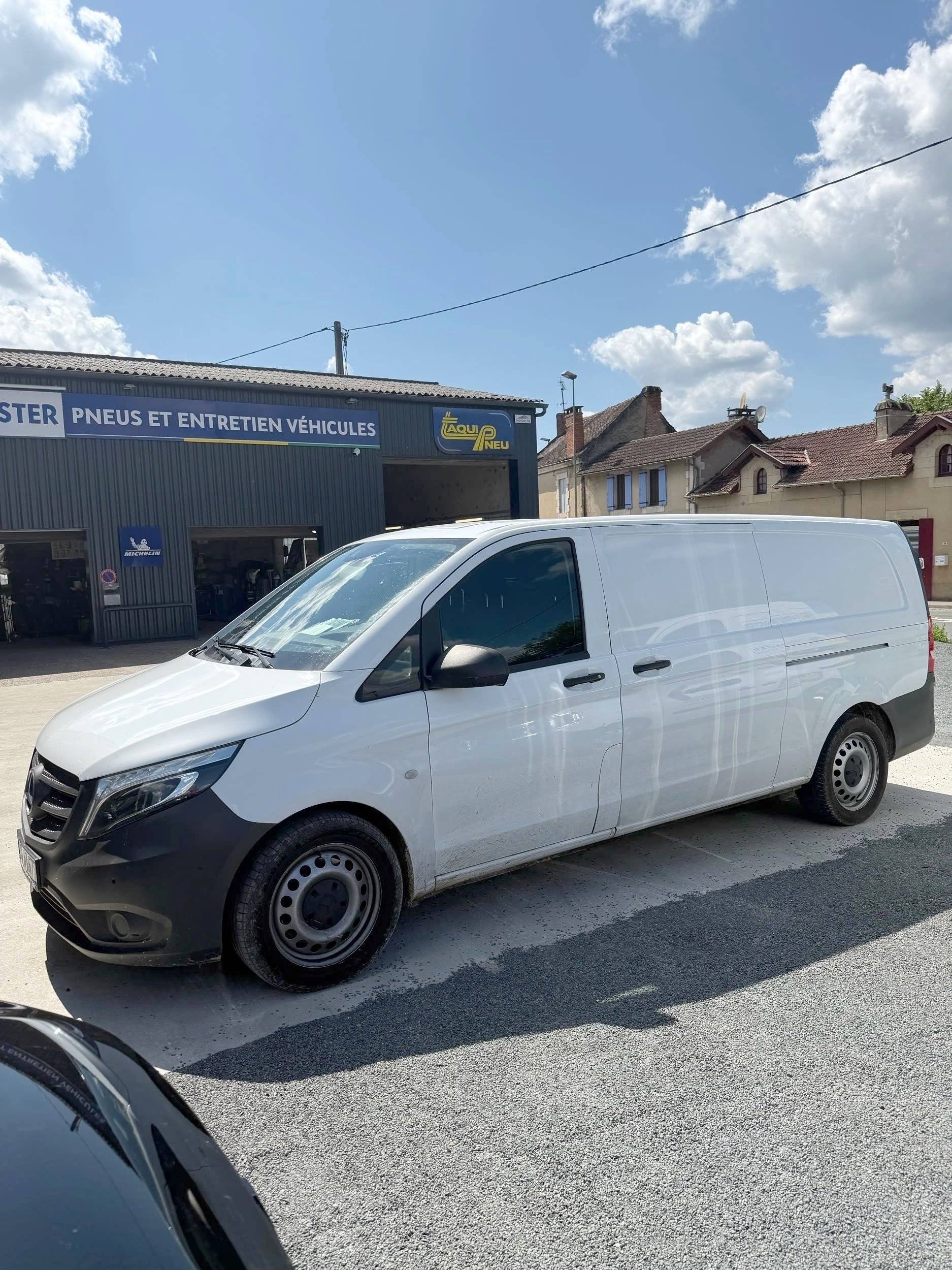 Vista de 3/4 Mercedes Vito - Yescapa