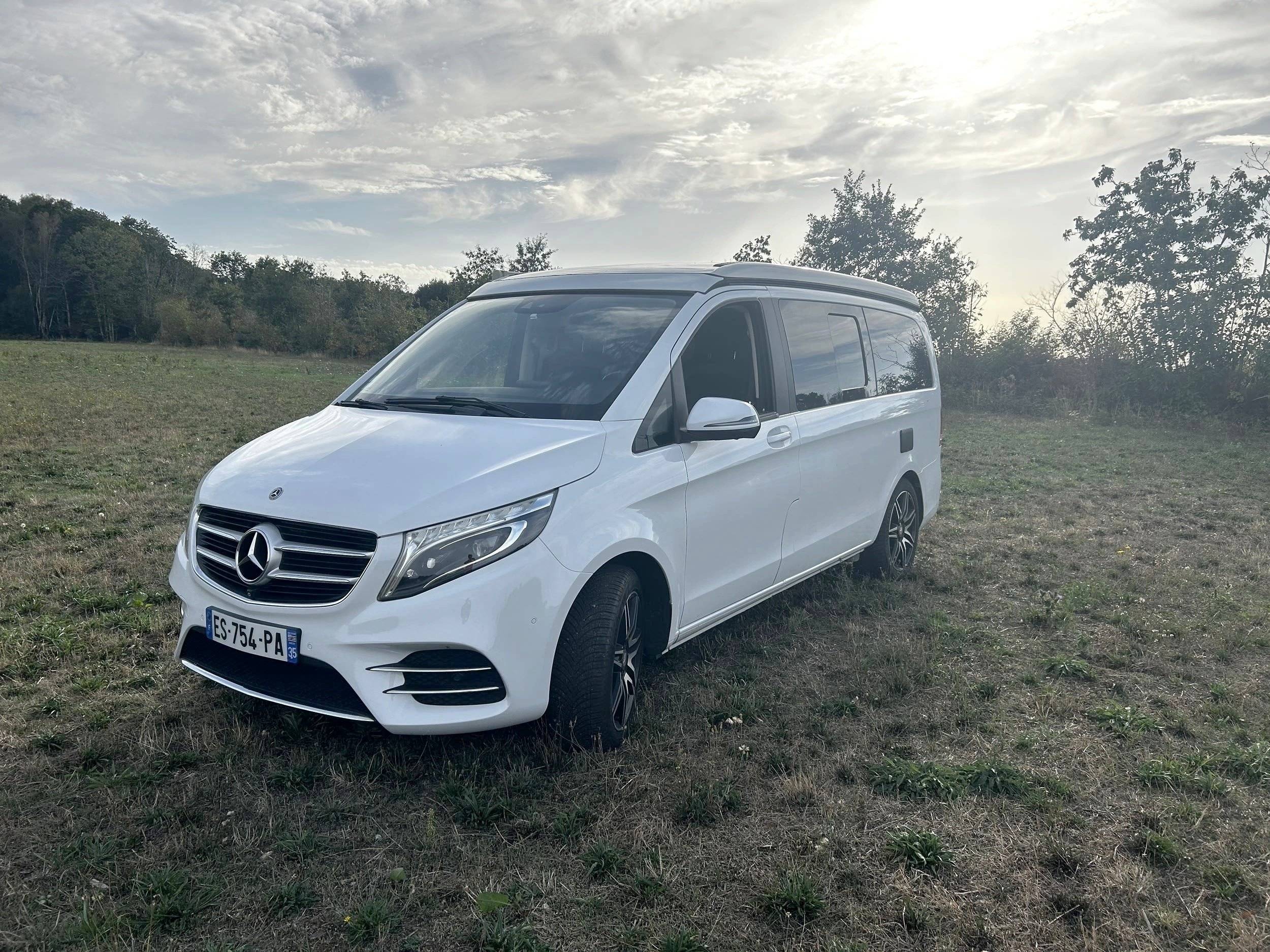 Vue avant de 3/4 Mercedes V 220 CDI - Yescapa