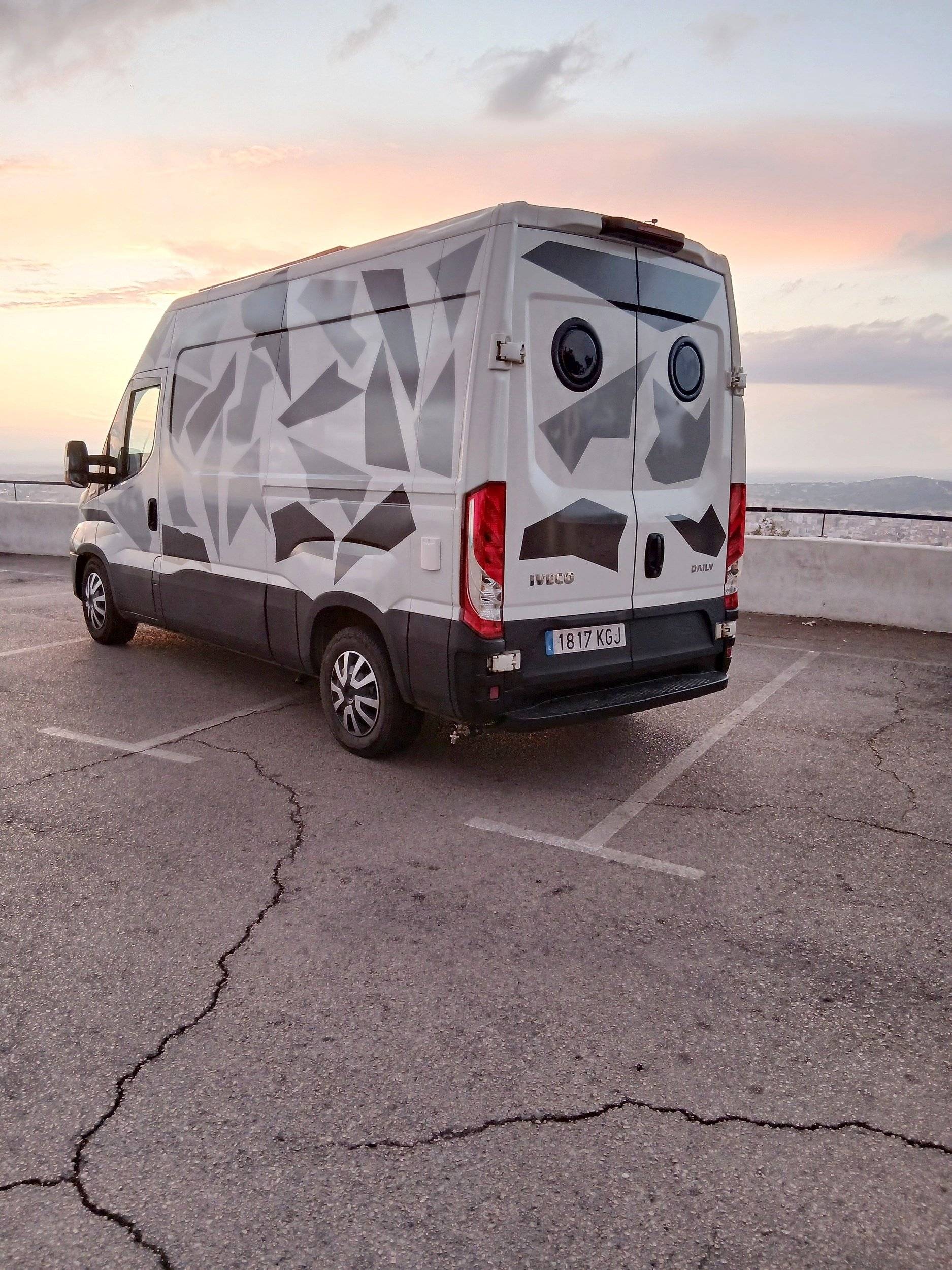 Front view from 3/4 Iveco Daily 2,3 HPI 116 ch. - Yescapa