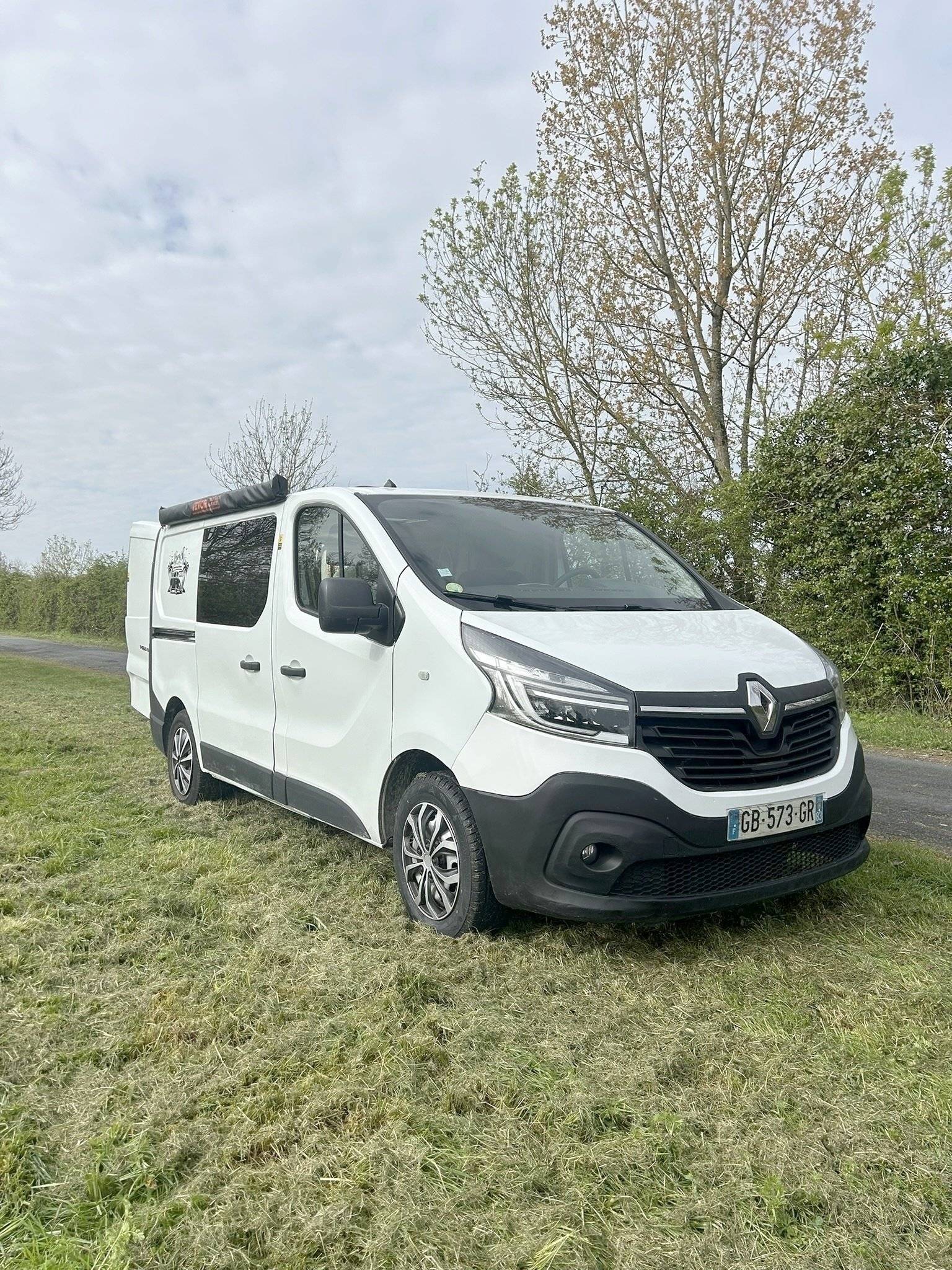 Vue avant de 3/4 Renault Trafic 3 - Yescapa