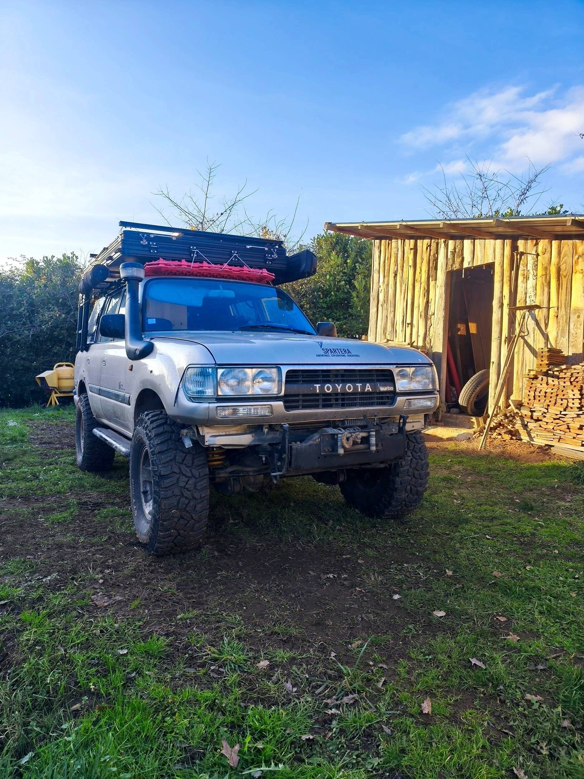 Front view from 3/4 Toyota Land Cruiser - Yescapa