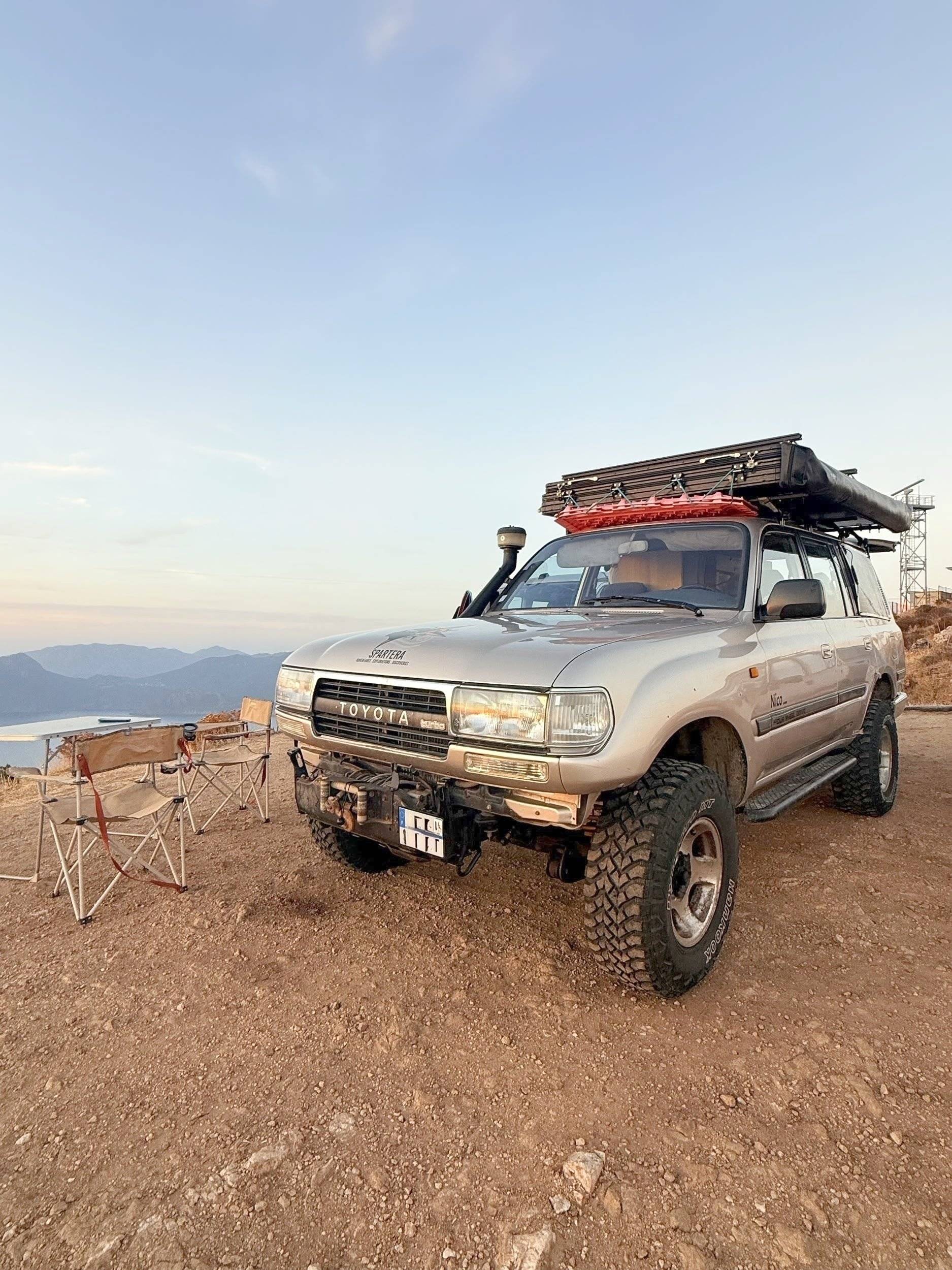 Voorkant 3/4 Toyota Land Cruiser - Yescapa
