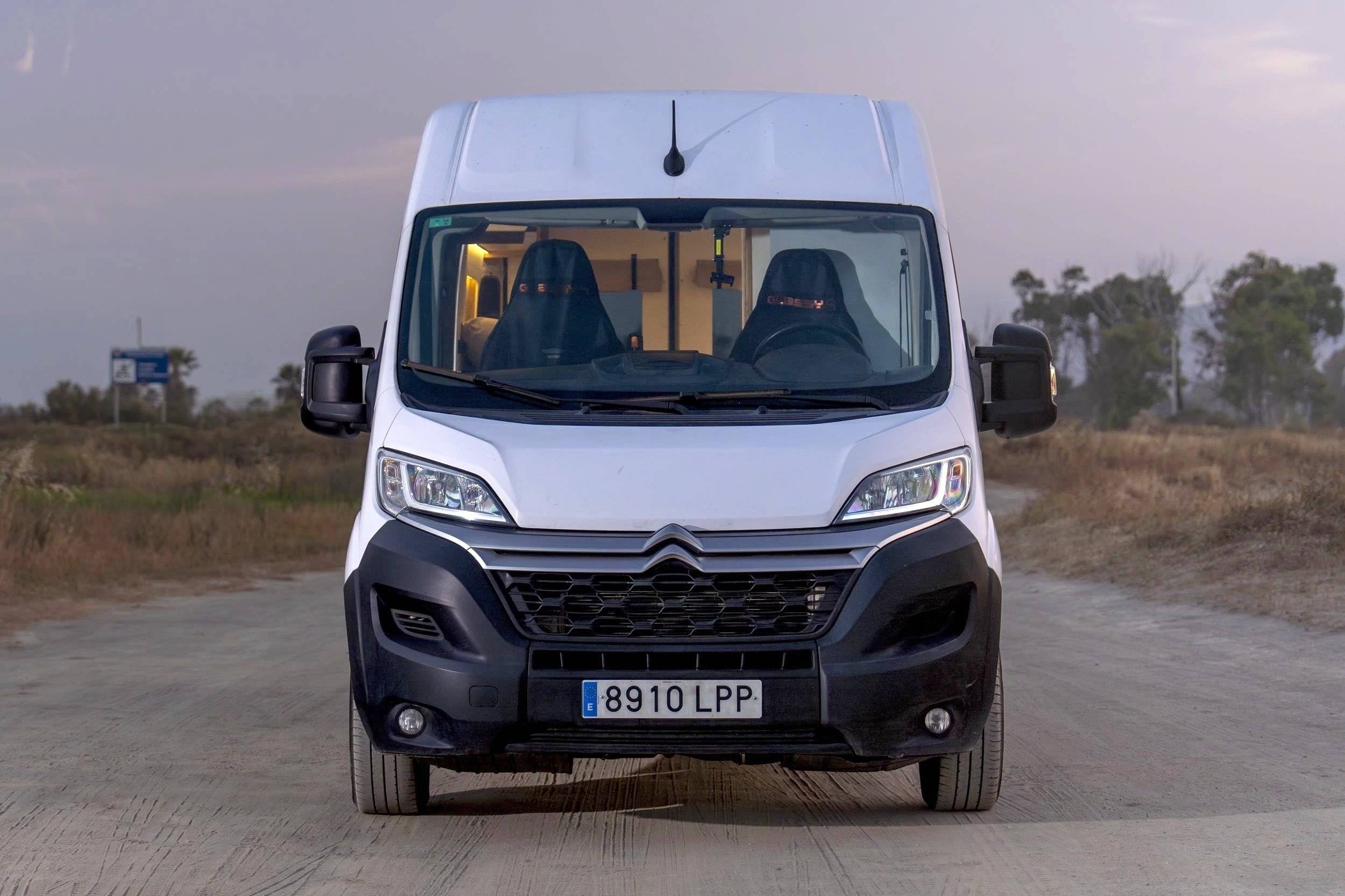 schräge Vorderansicht Citroën jumper - Yescapa