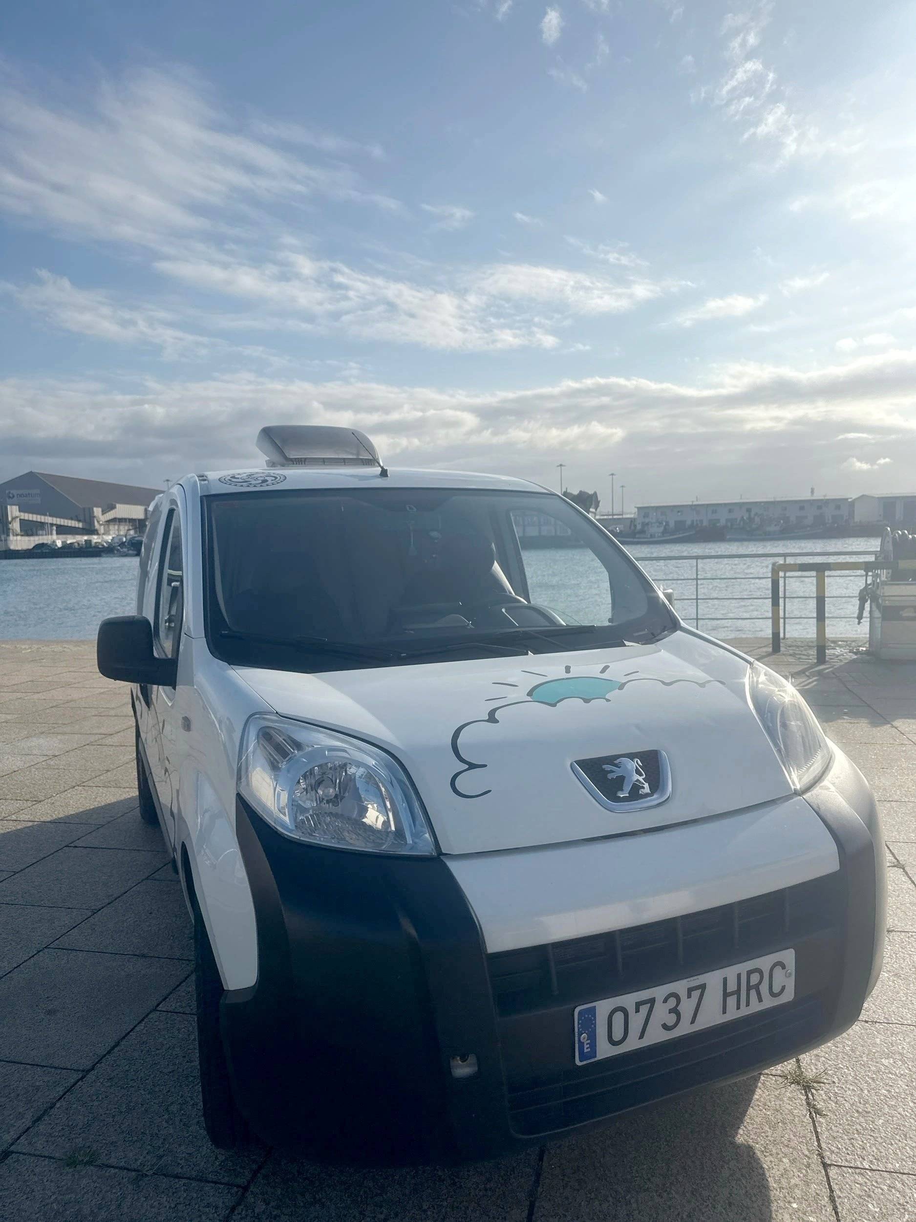 Front view from 3/4 Peugeot - Yescapa