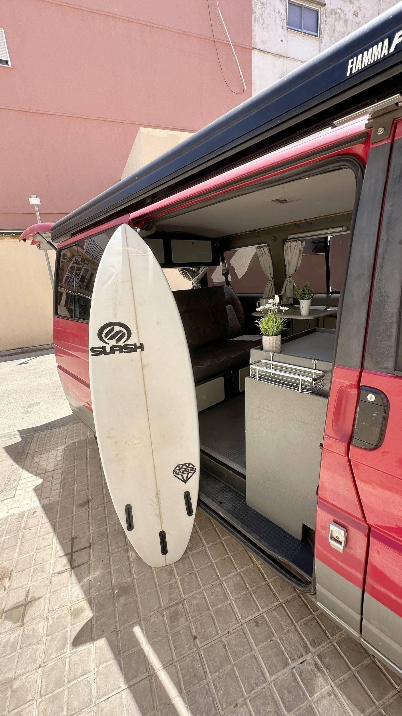 Vista de 3/4 Volkswagen 2.4D - Yescapa