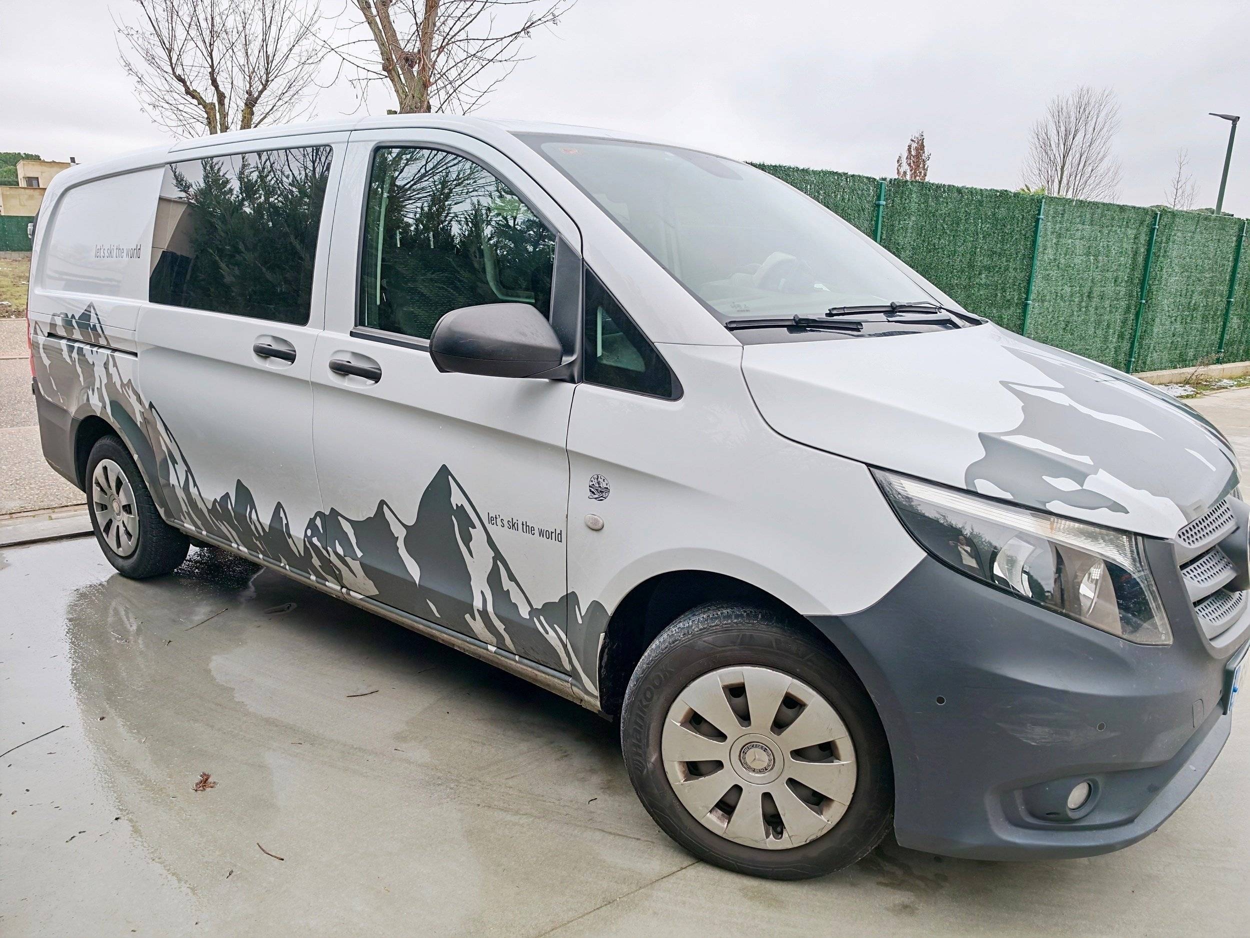 Vue avant de 3/4 Mercedes Vito - Yescapa