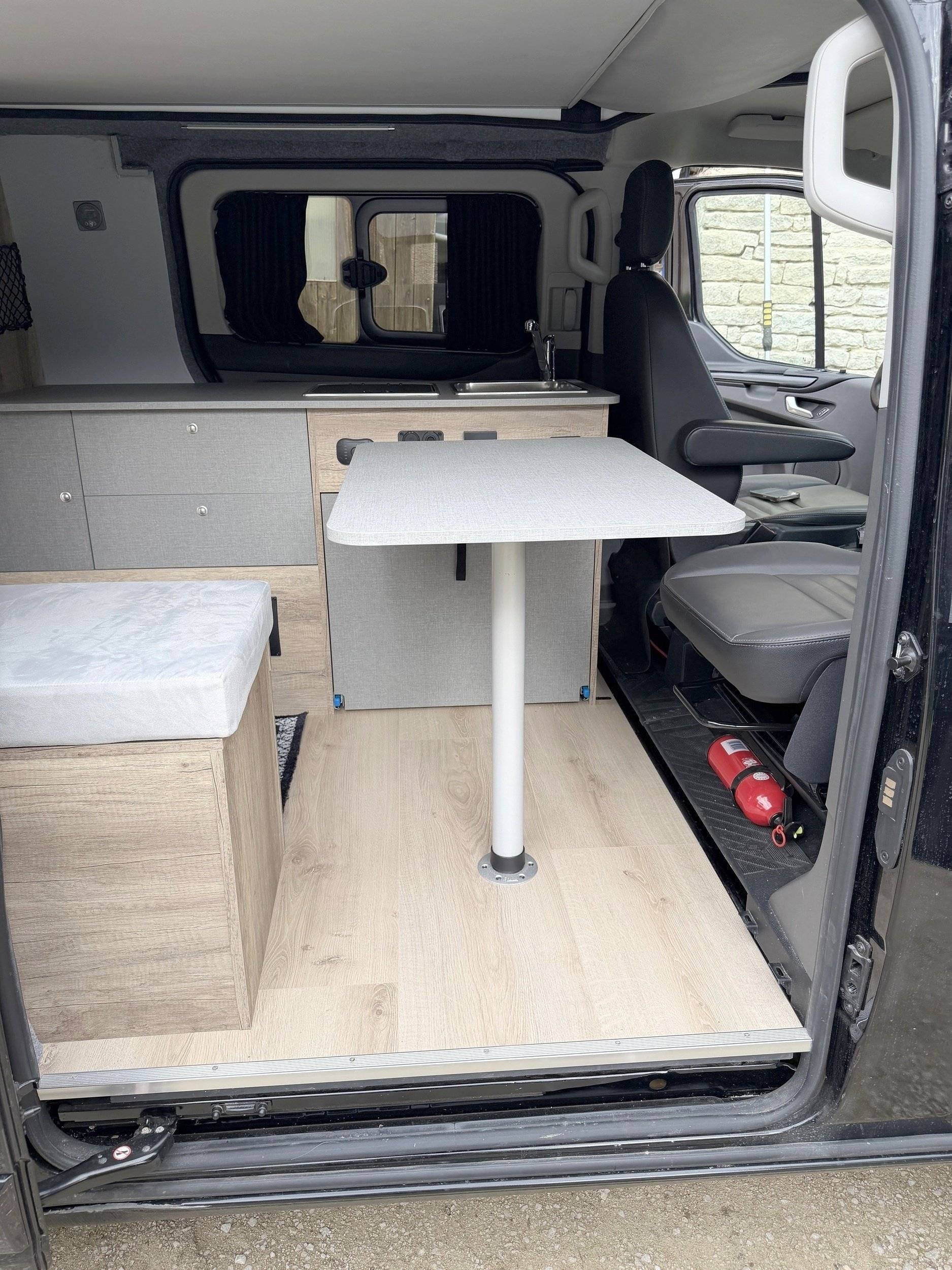 Dining Area Ford Transit 2,0 l 170 ch - Yescapa