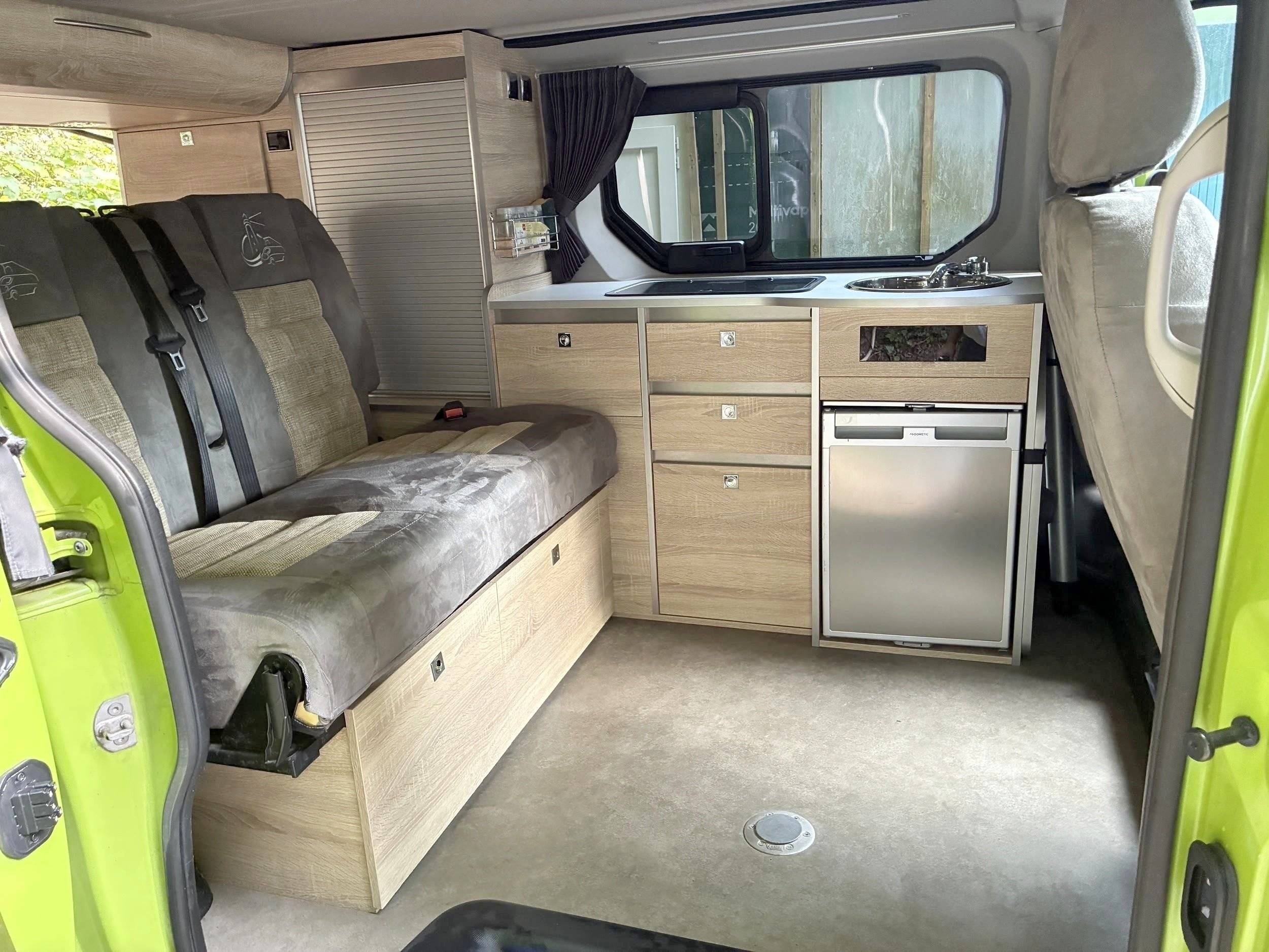 Área de jantar Renault Trafic 1,6 l 125 ch - Yescapa