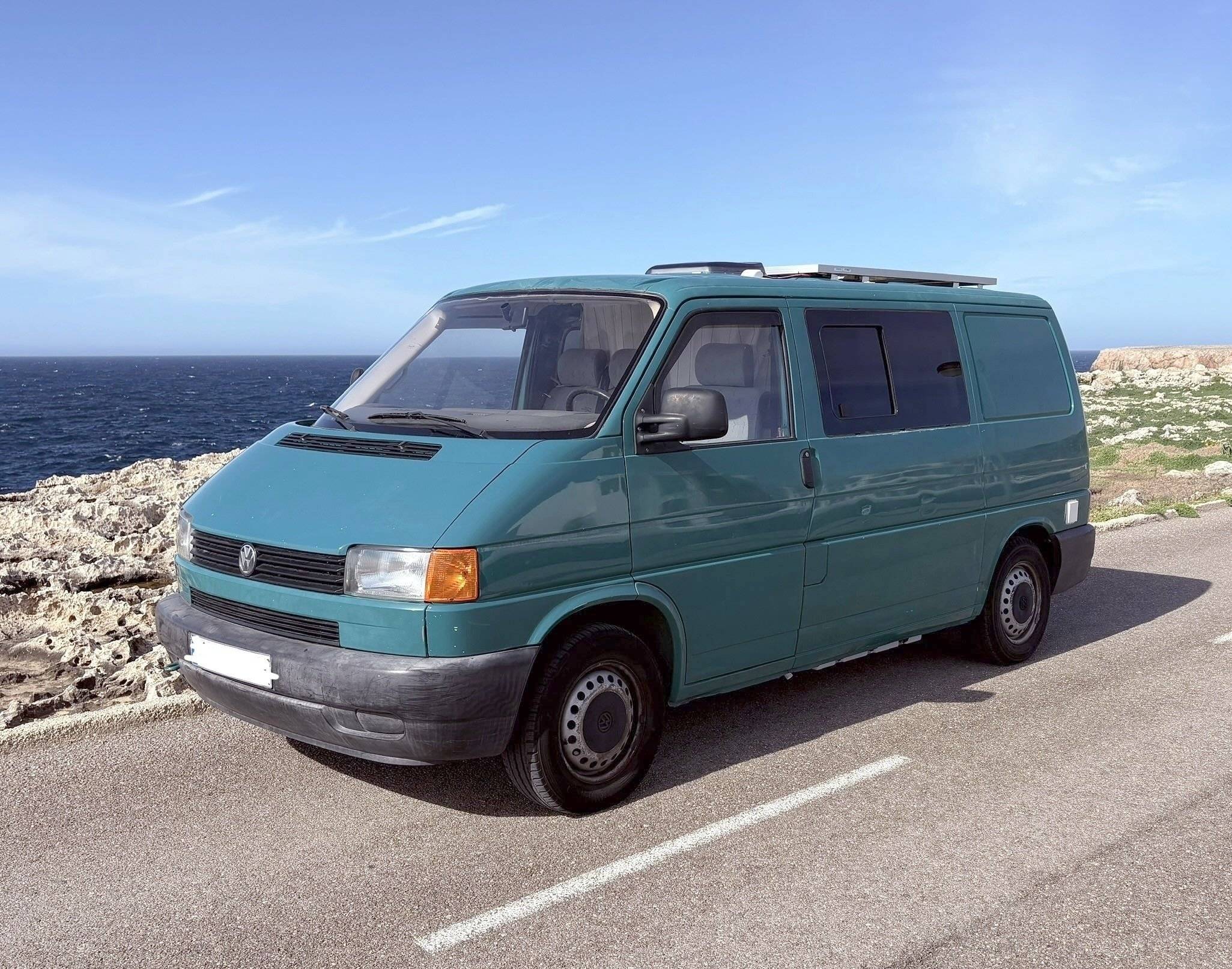 Vue avant de 3/4 Volkswagen T4 - Yescapa