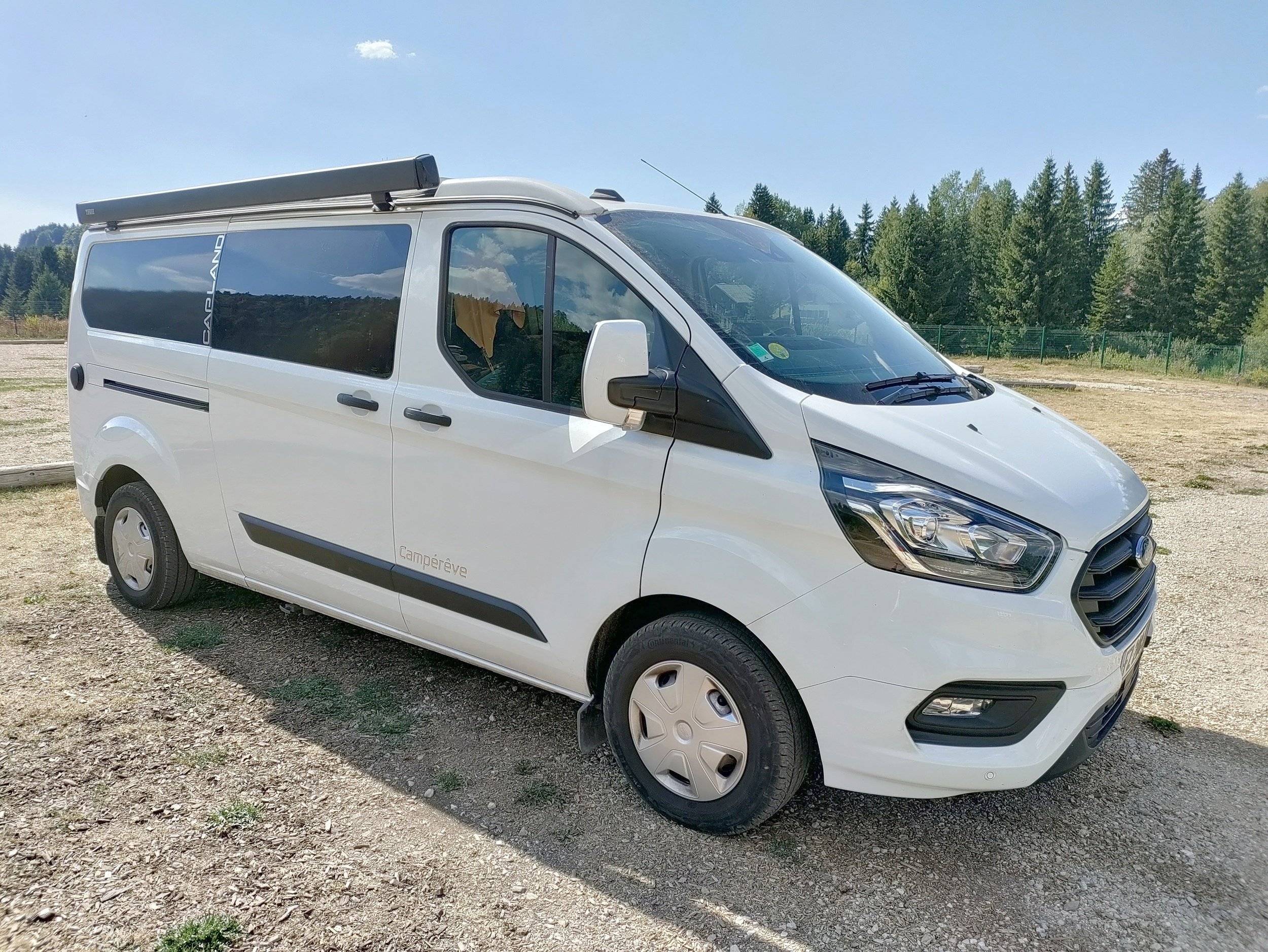 Vue avant de 3/4 Ford Ford Transit Custom - Yescapa