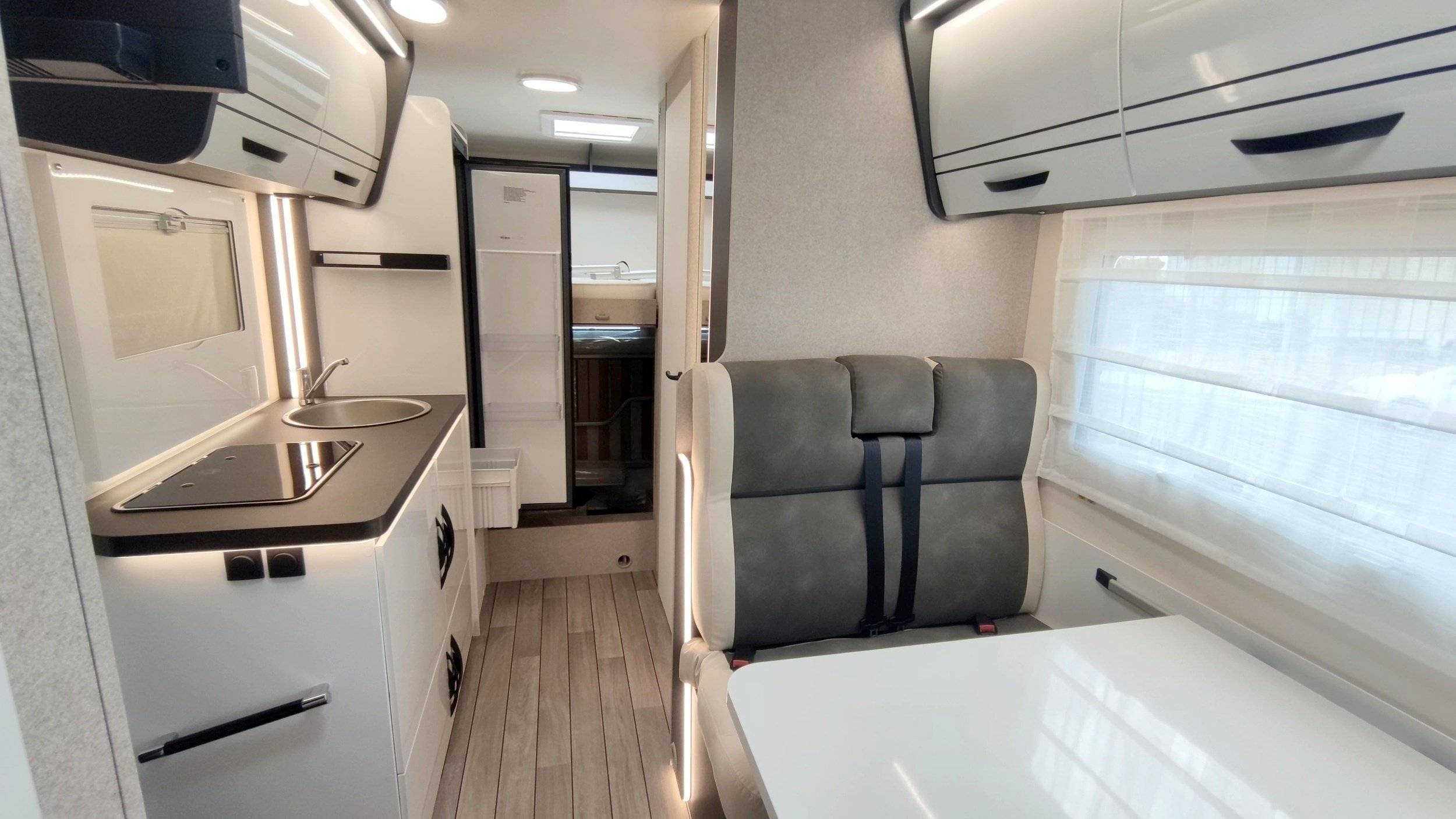 Dining Area Ford Transit 2,0 l 155 cv - Yescapa