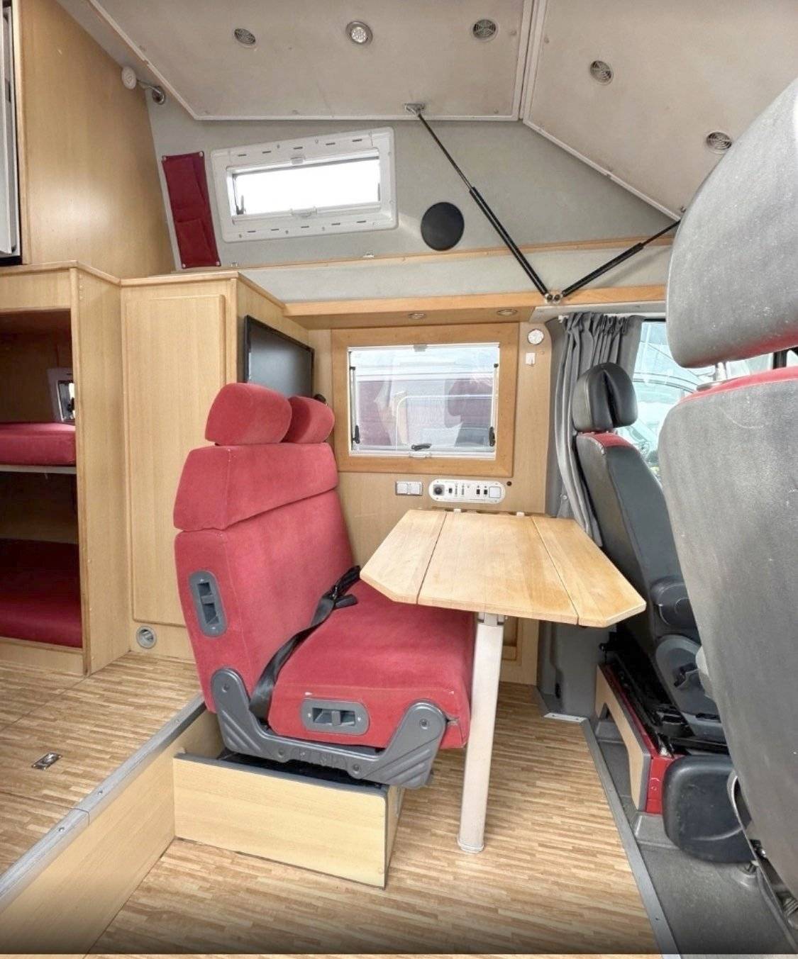 Dining Area Mercedes Sprinter 3,0 l 190 ch - Yescapa