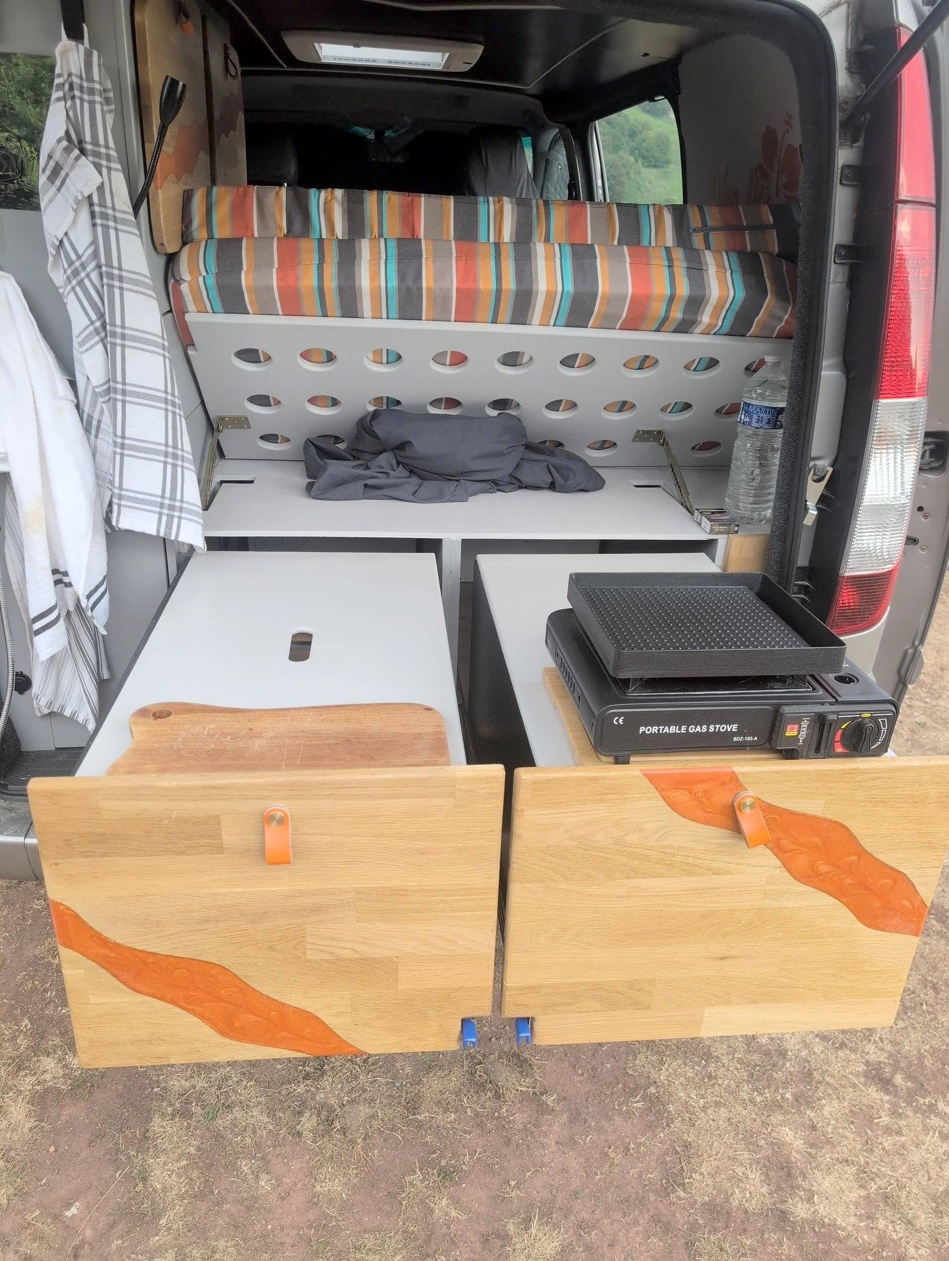 Área de jantar Mercedes Vito 2,0 l 136 ch - Yescapa