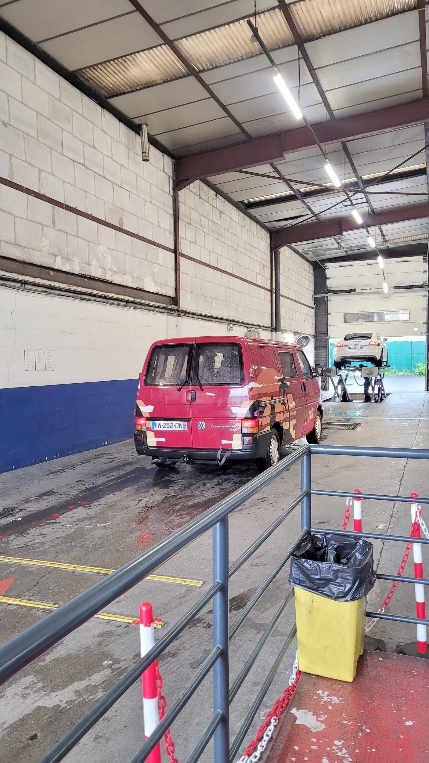 Vista posteriore Volkswagen 2,5 l 130 ch - Yescapa