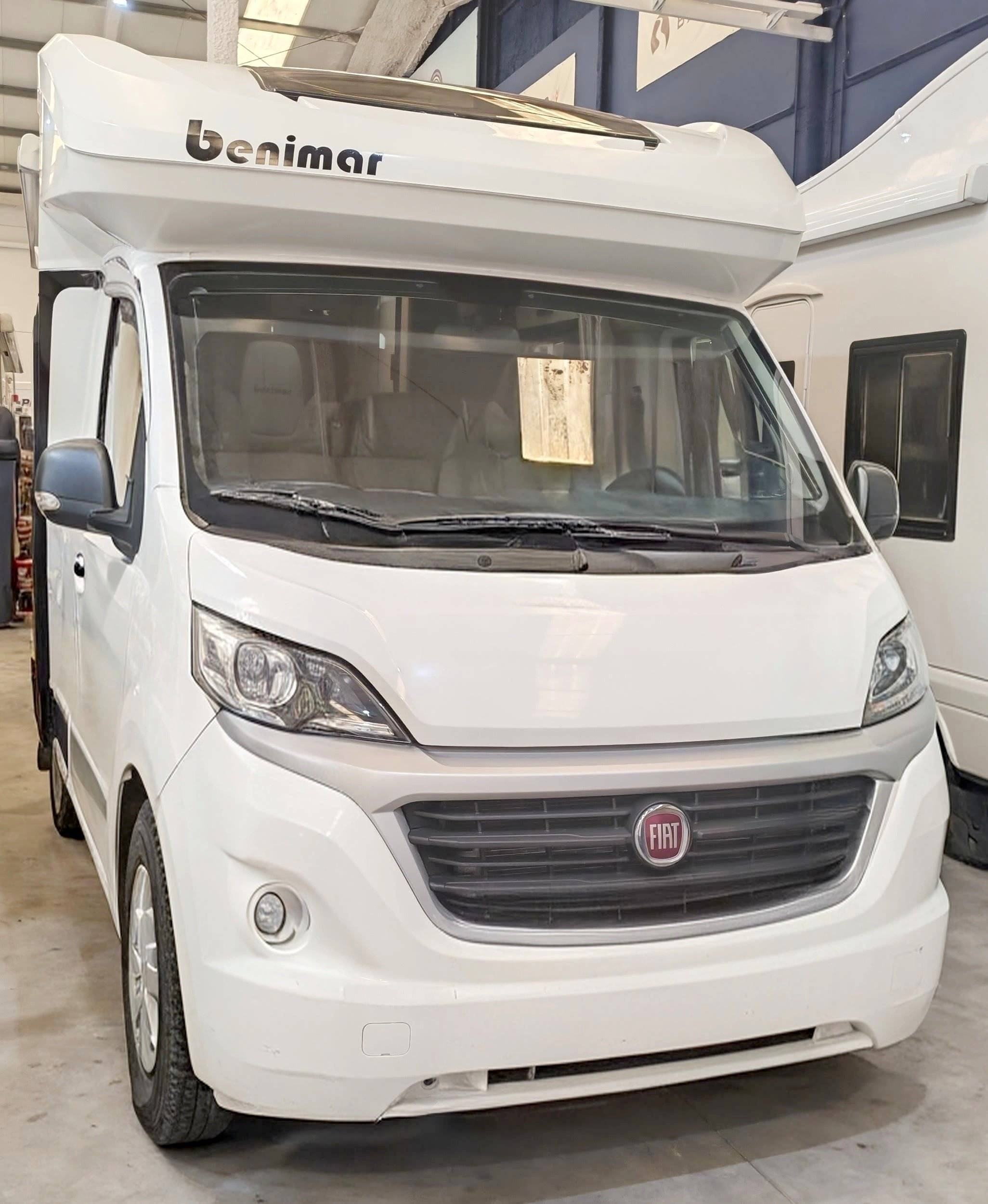 Vista del vehicle angle davanter Fiat Mileo - Yescapa