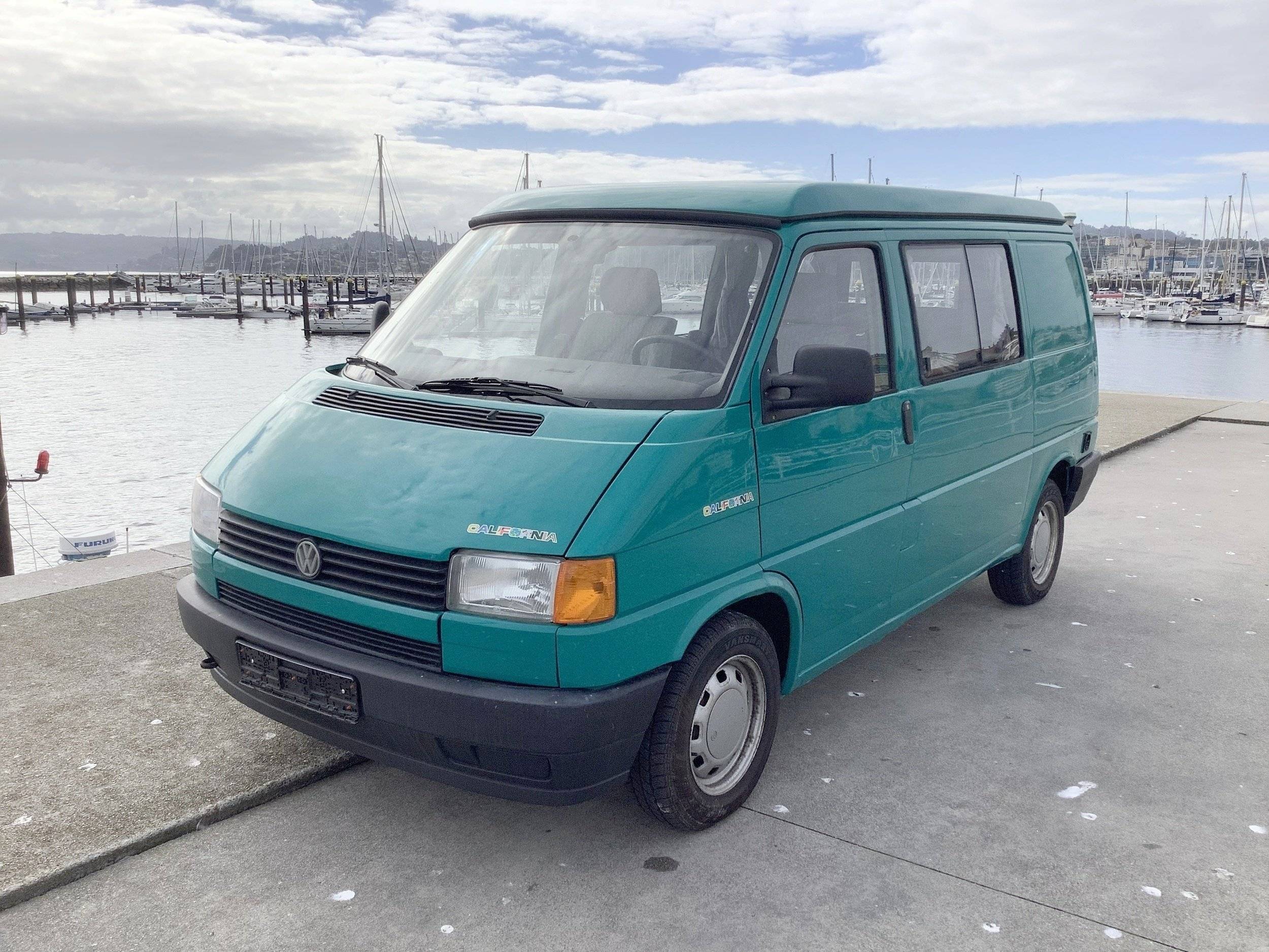 Front view from 3/4 Volkswagen VOLKSWAGEN CALIFORNIA T6 COAST - Yescapa