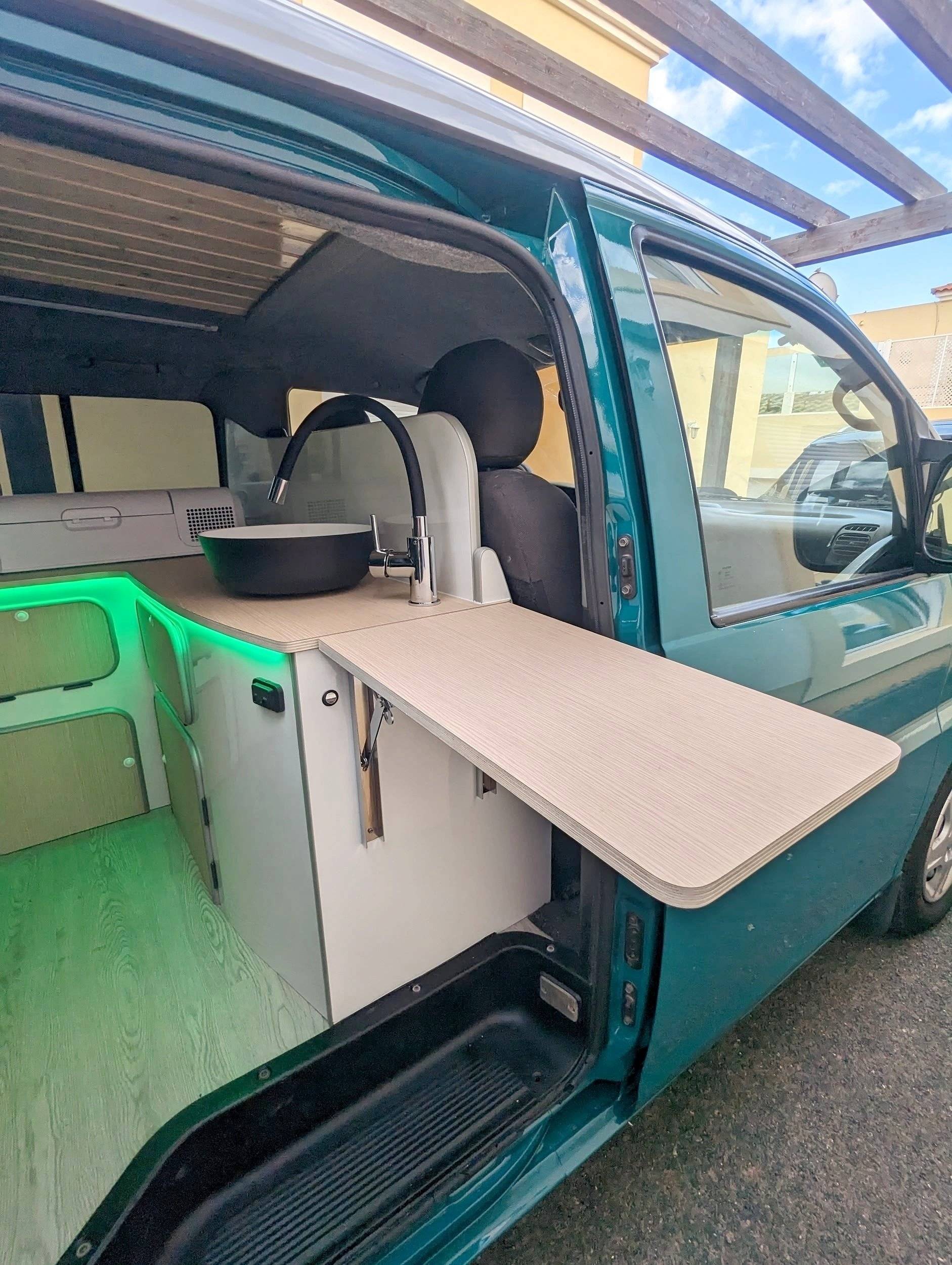 Kitchenette Hyundai H1 - Yescapa