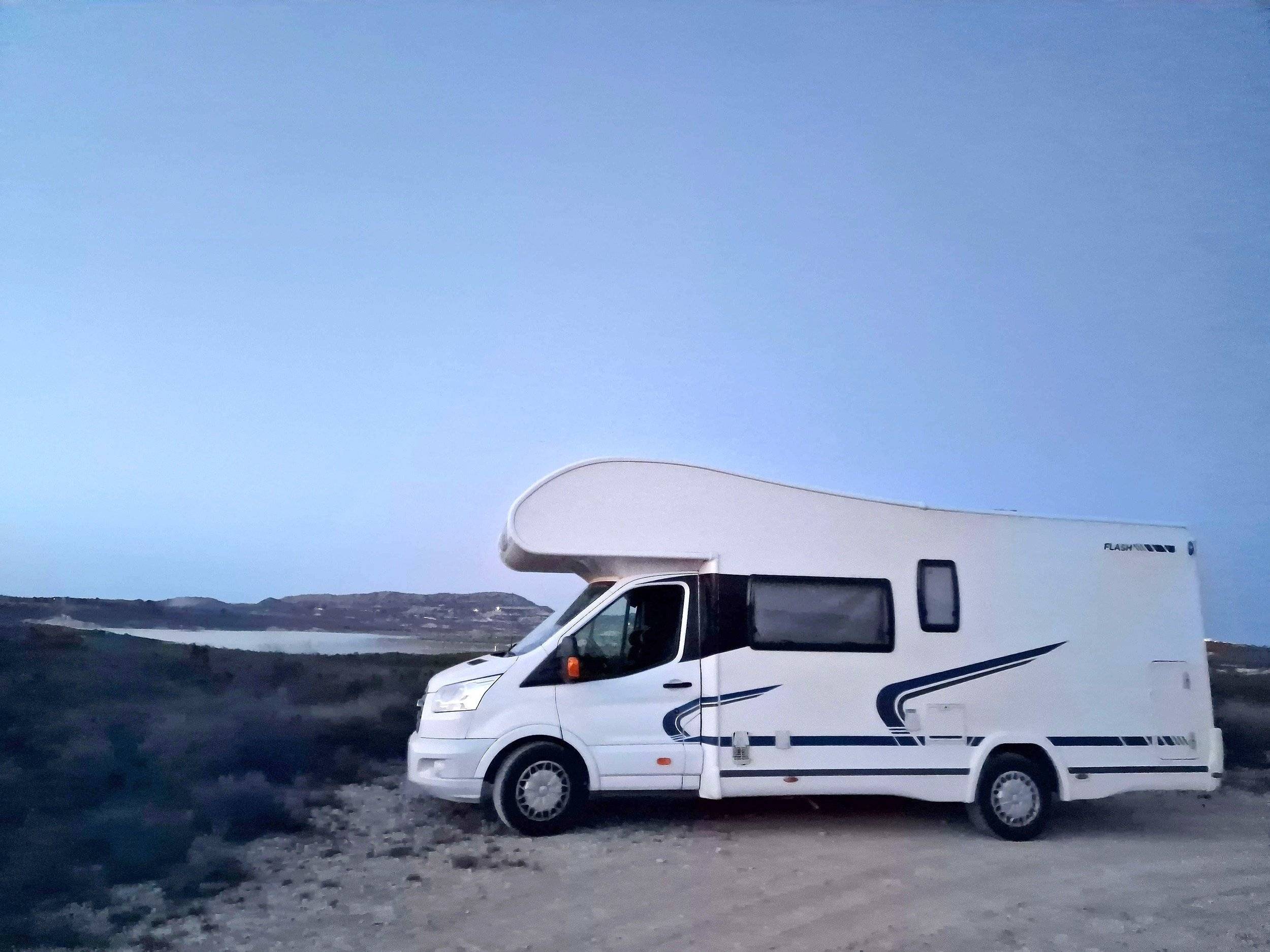 Vista del vehículo ángulo delantero Ford Ford TRANSIT 155CV - Yescapa