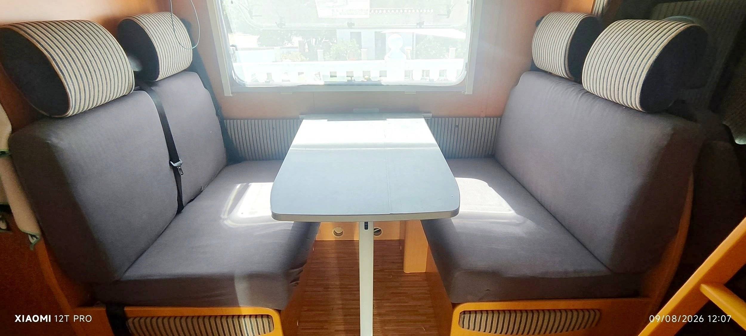 Área de jantar Ford Transit 2,0 l 130 ch - Yescapa