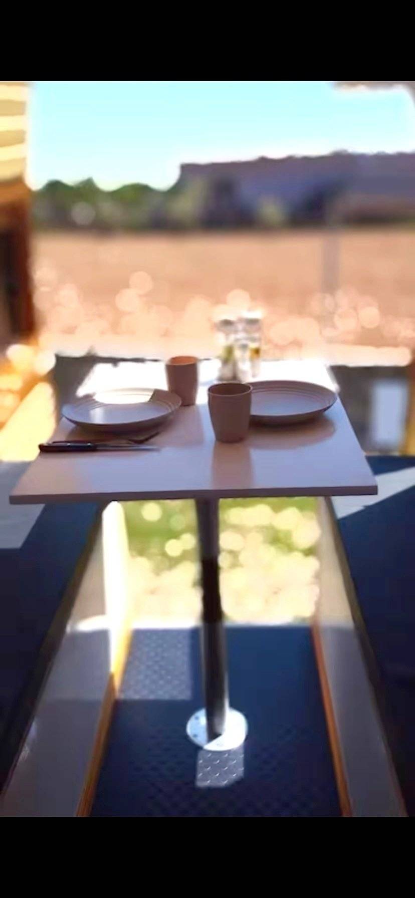 Dining Area Ford Transit 2,4 l 140 ch - Yescapa