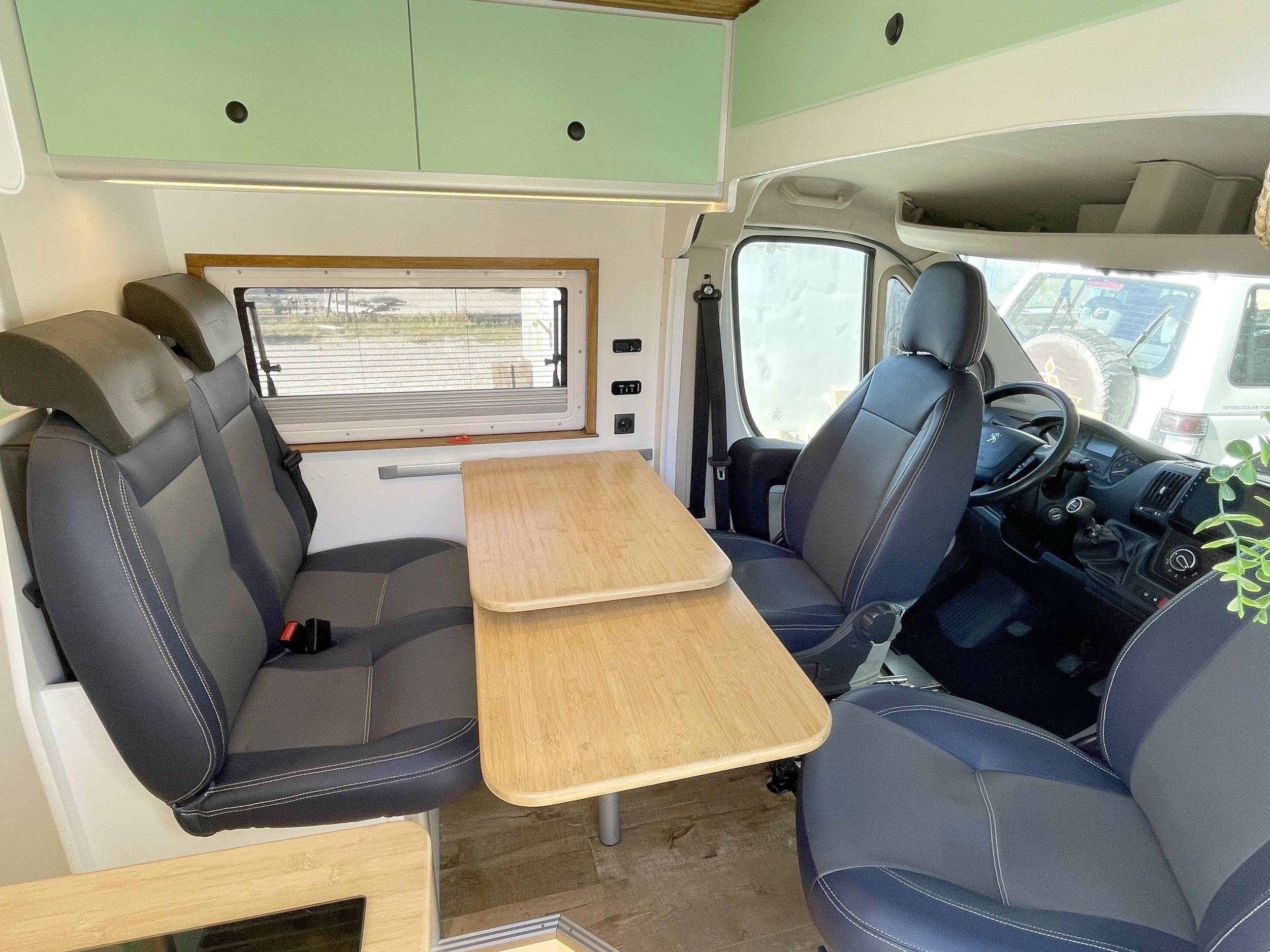 Área de jantar Peugeot PEUGEOT BOXER L3H2 - Yescapa