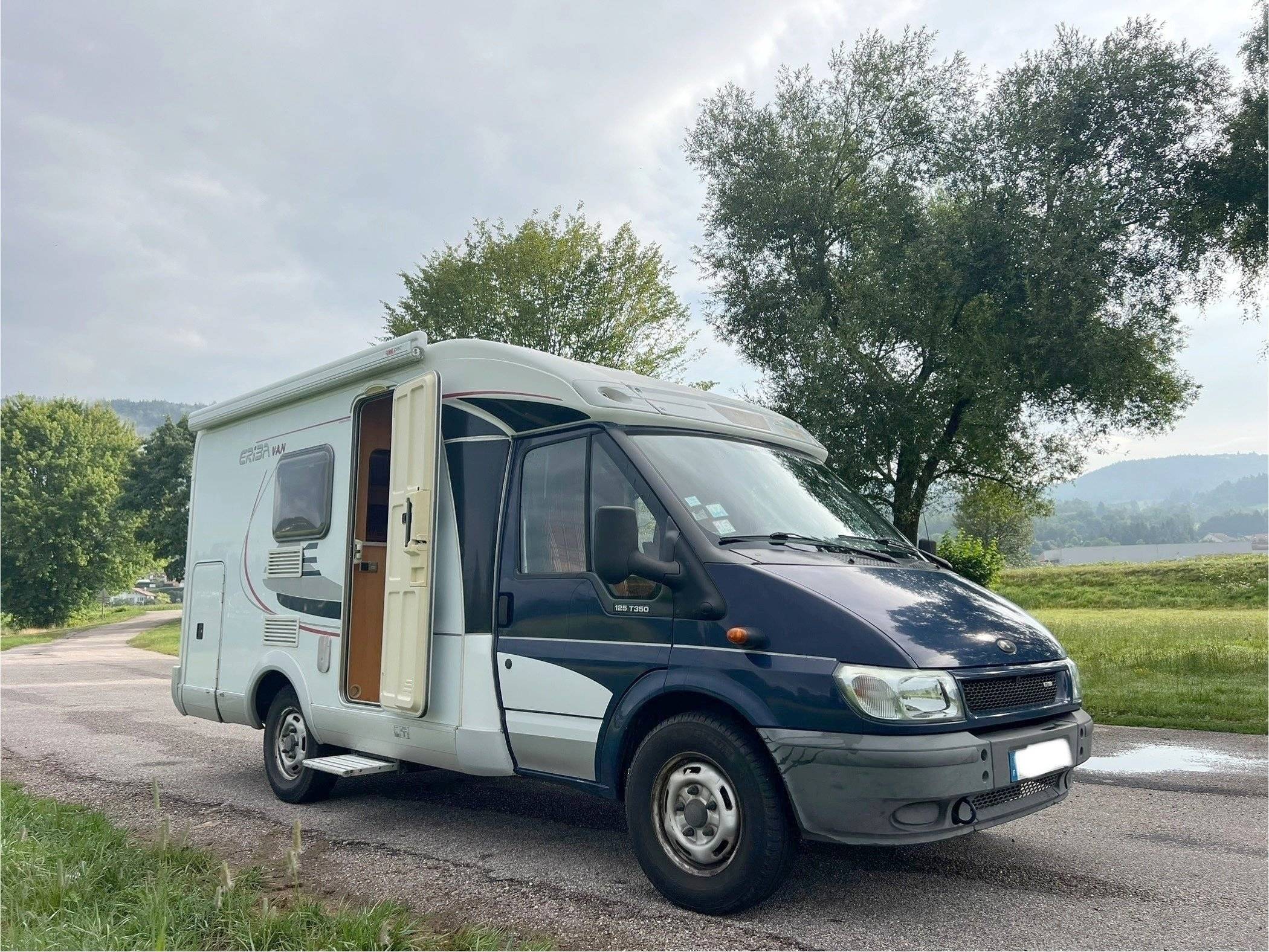 Front view from 3/4 Ford Transit 125 ch - Yescapa