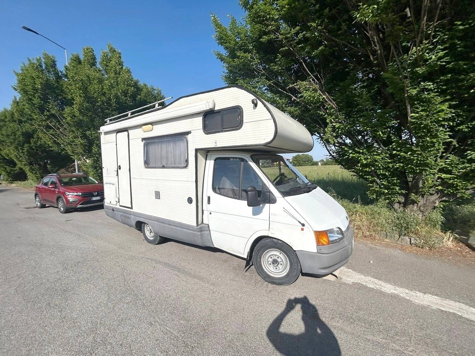 Vista del vehicle angle davanter Ford Transit - Yescapa