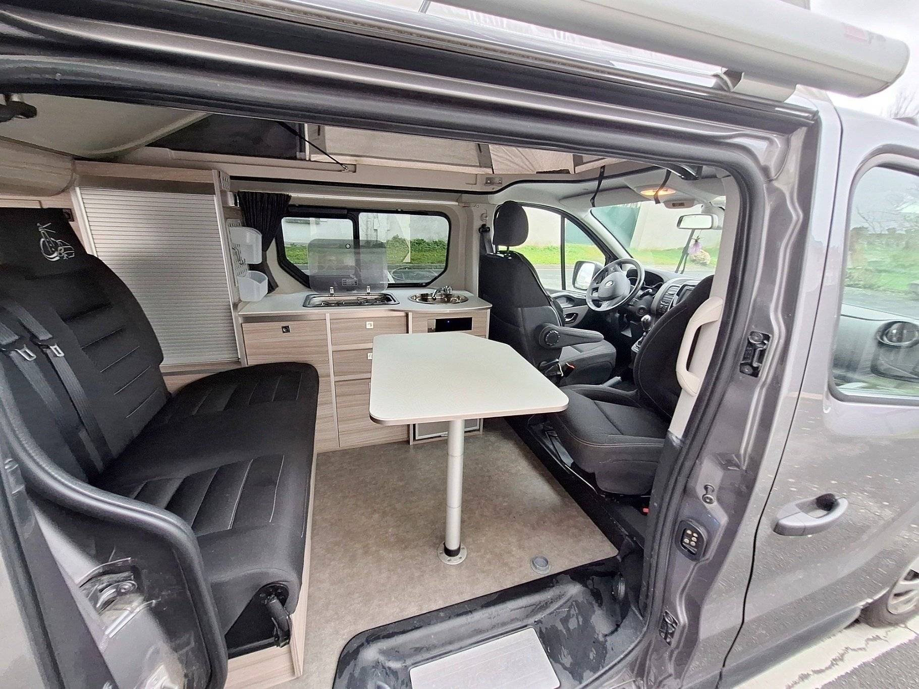 Coin repas Renault Trafic 1,6 l 125 ch - Yescapa