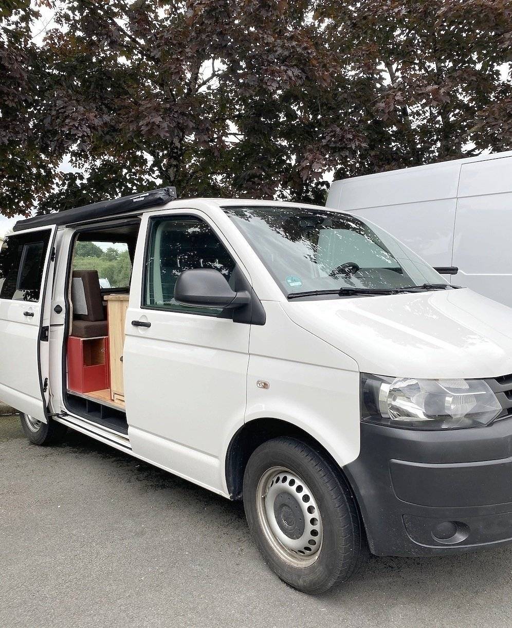 Vista frontale a ¾ Volkswagen Volkswagen Transporter 5 - Yescapa