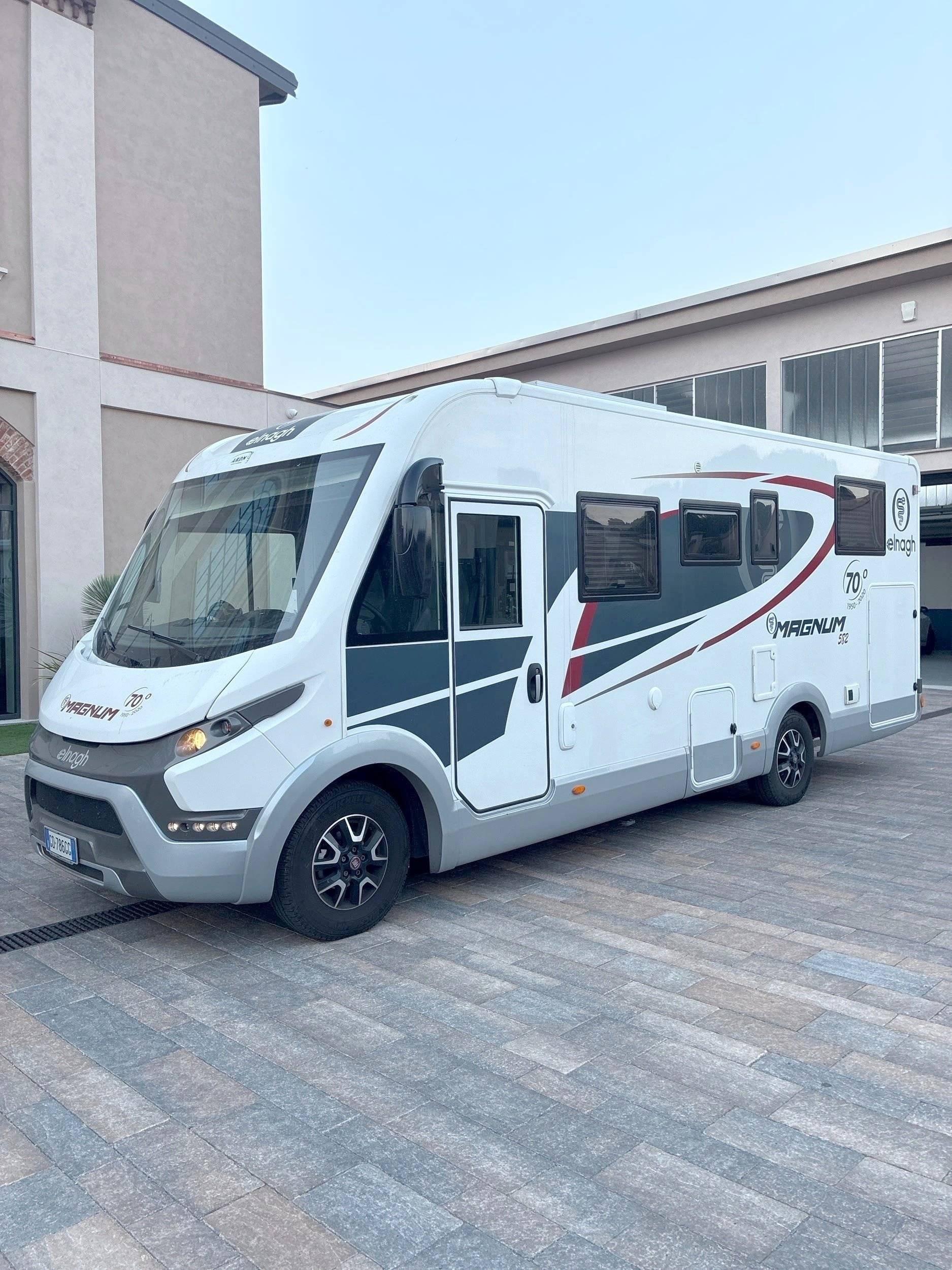Vista de 3/4 Fiat Ducato 2,2 140cv - Yescapa