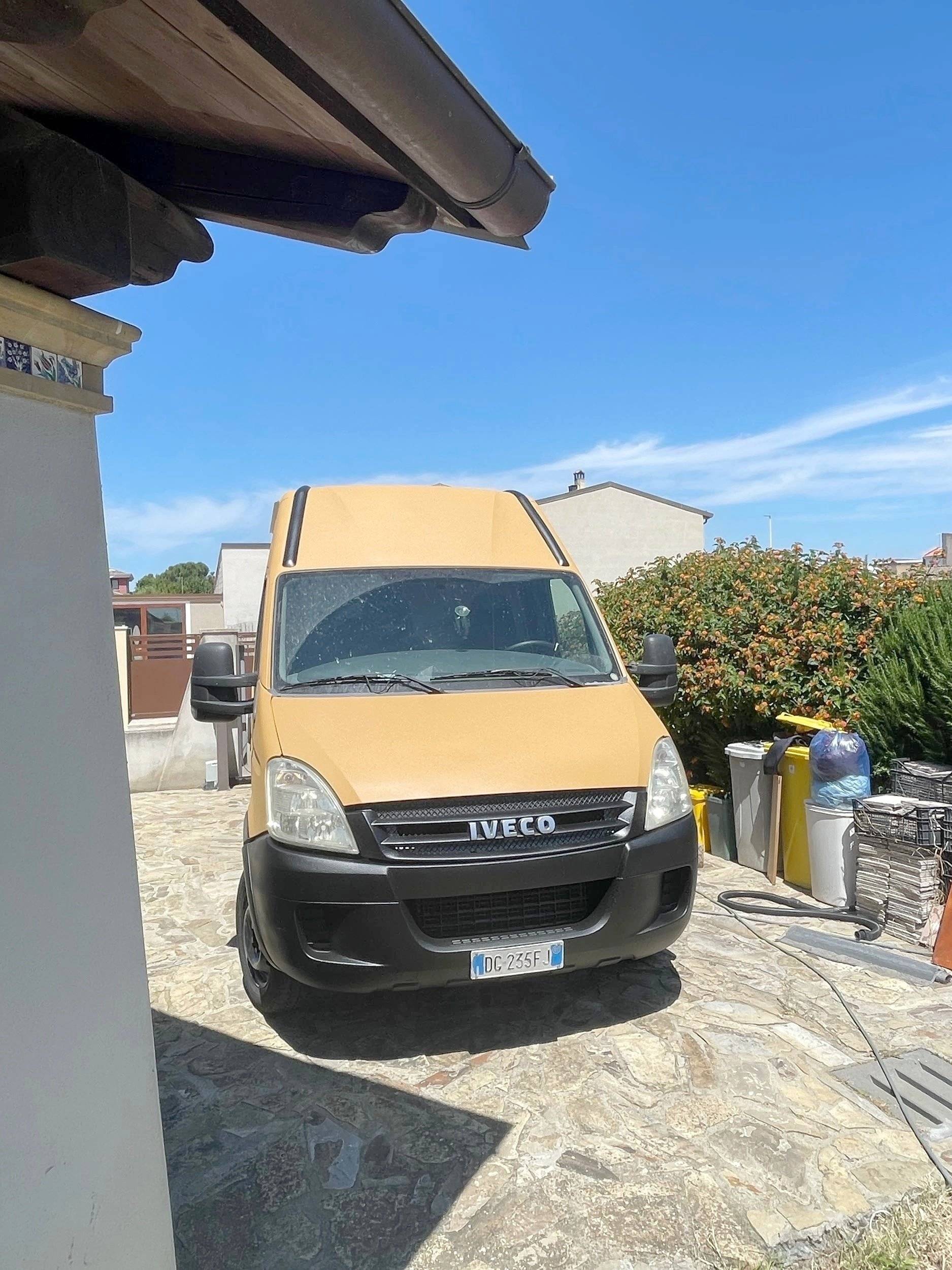 Front view from 3/4 Iveco Daily 2.3 hpi - Yescapa