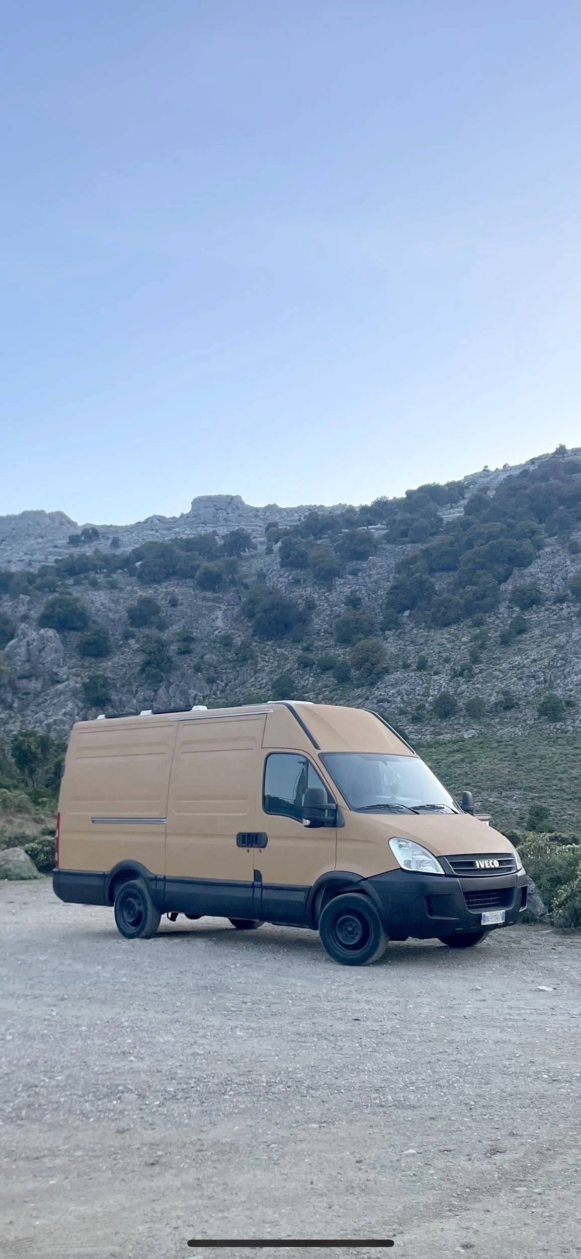 schräge Vorderansicht Iveco Daily 2.3 hpi - Yescapa