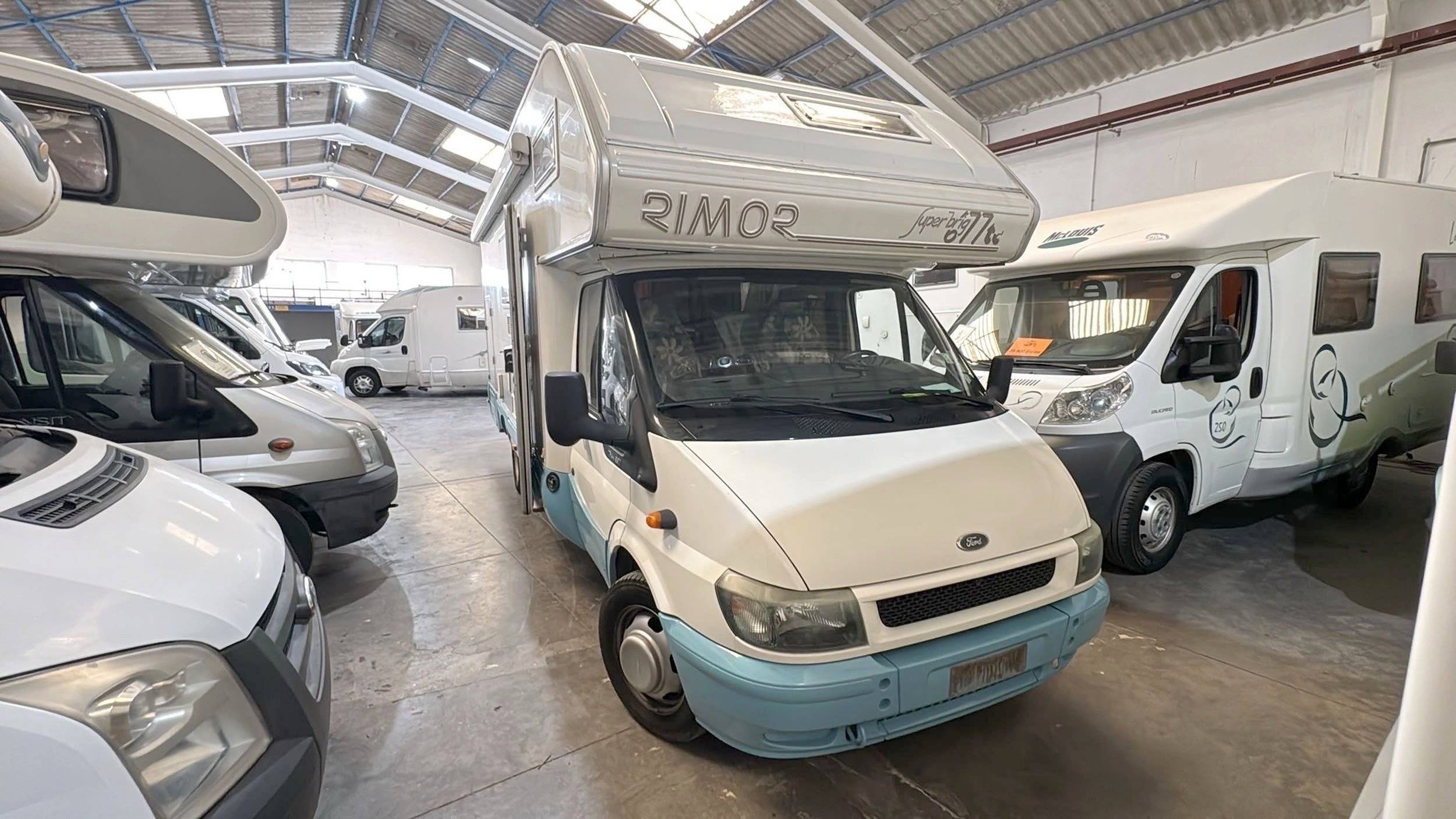 Vista de 3/4 Ford Transit 2,4 l 115 ch - Yescapa