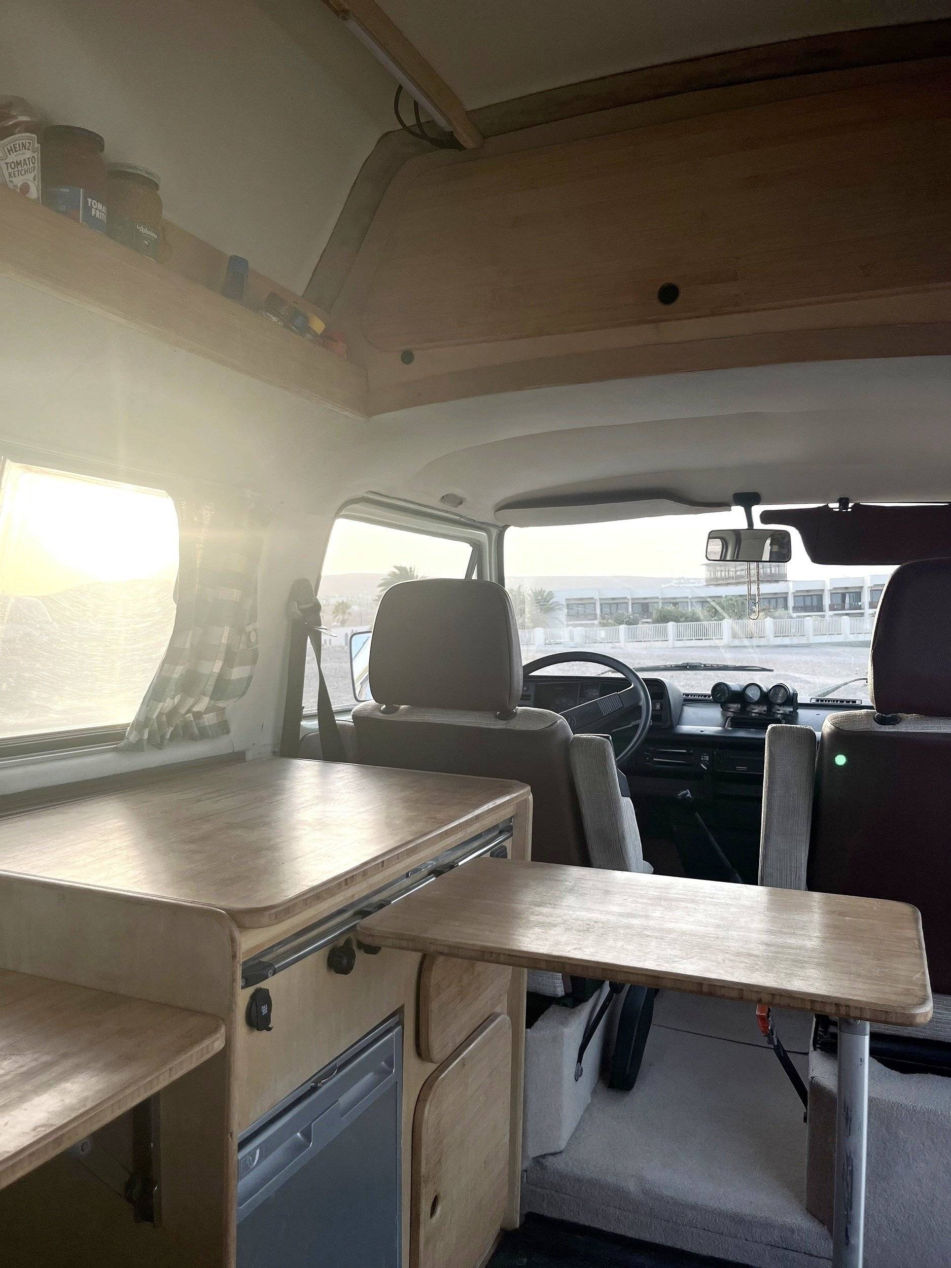 Dining Area Volkswagen T3 - Yescapa