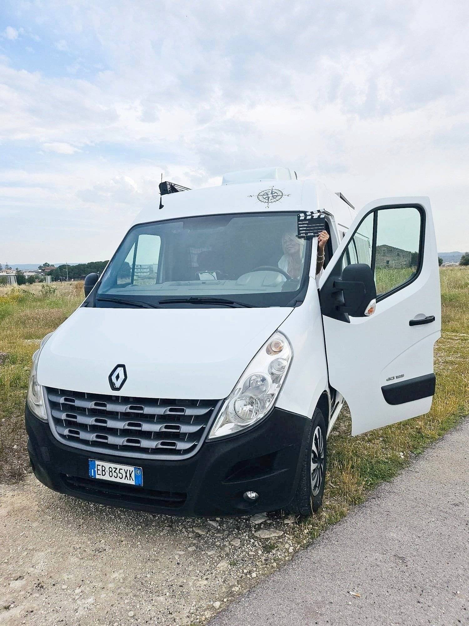 Vista frontale a ¾ Renault Master 2,3 l 125 ch - Yescapa