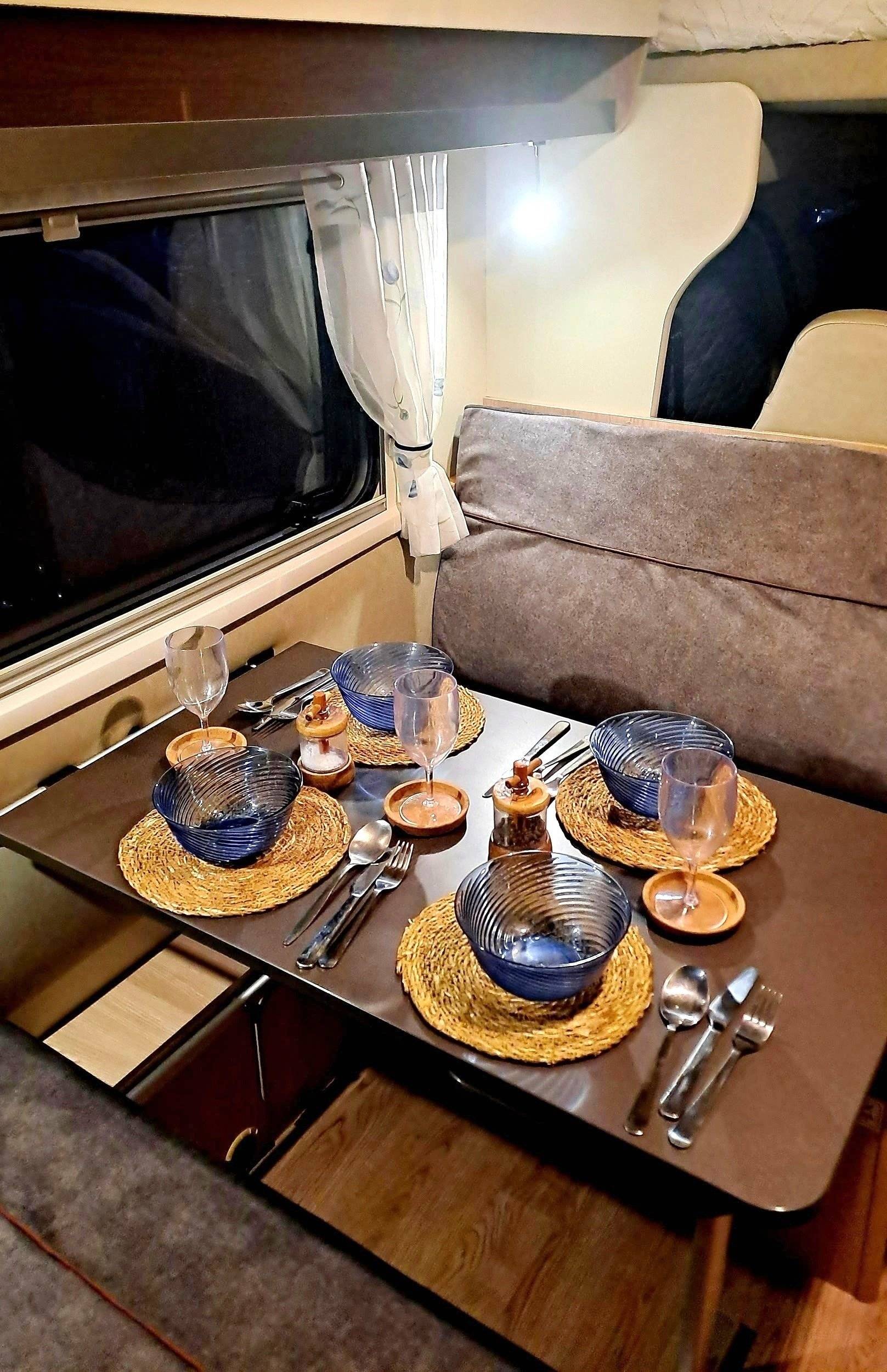 Dining Area Citroën Citroen Jumper 2,2 l Blue HDi (103kW / 140PS) - Yescapa