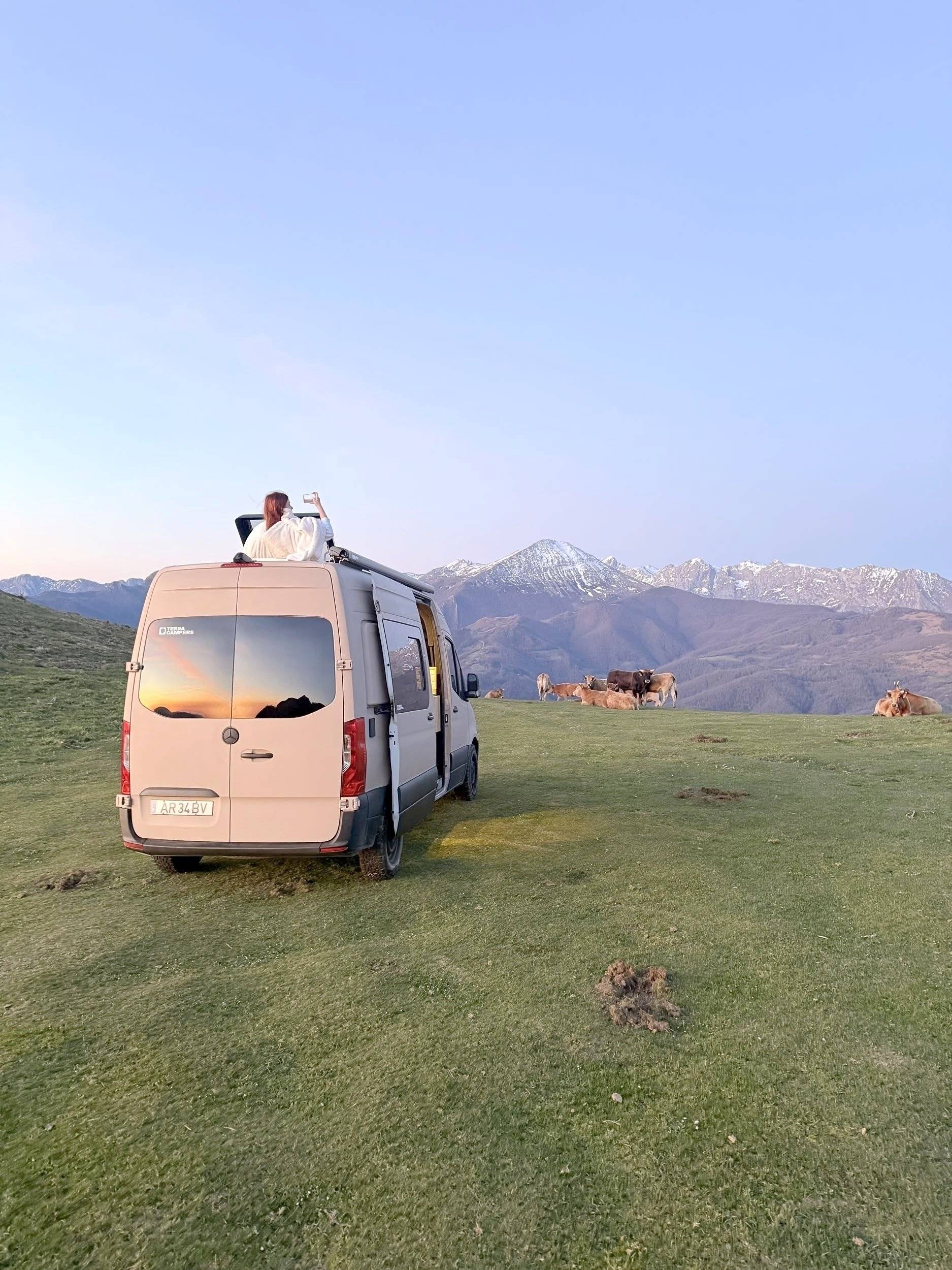 Vista del vehículo ángulo delantero Mercedes Sprinter 2,2 l CDI 150 ch. - Yescapa