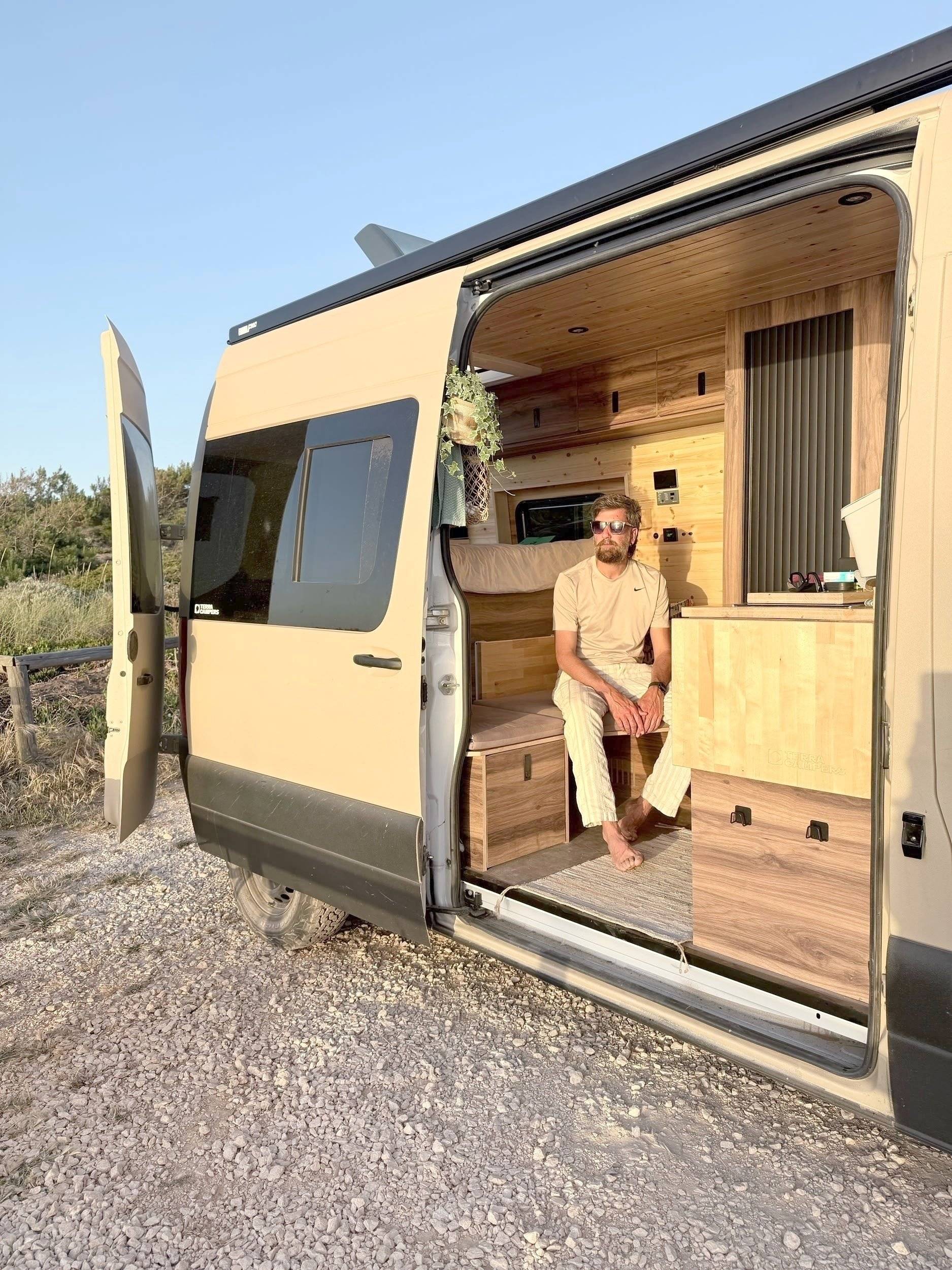 Vista frontale a ¾ Mercedes Sprinter 2,2 l CDI 150 ch. - Yescapa